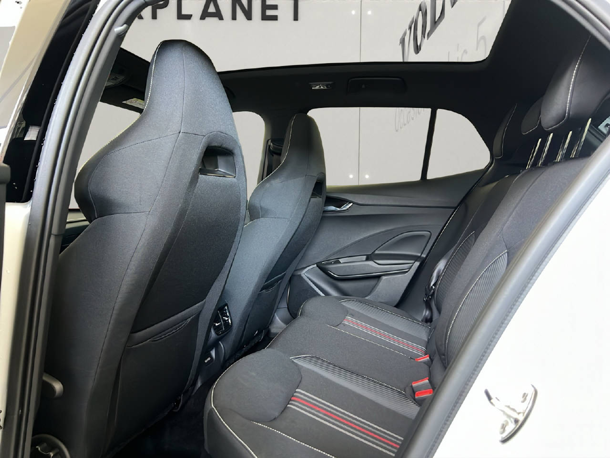 listing desktop thumbnail image 18