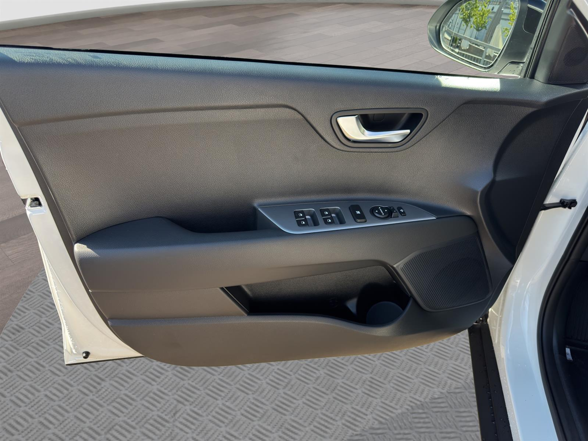 listing desktop thumbnail image 7