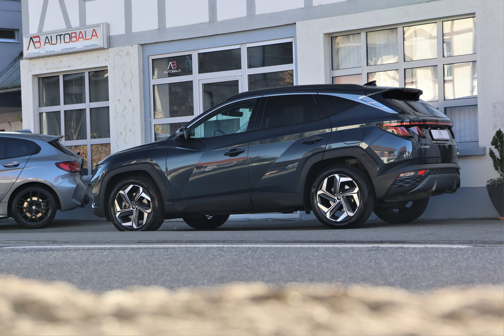 listing desktop thumbnail image 4