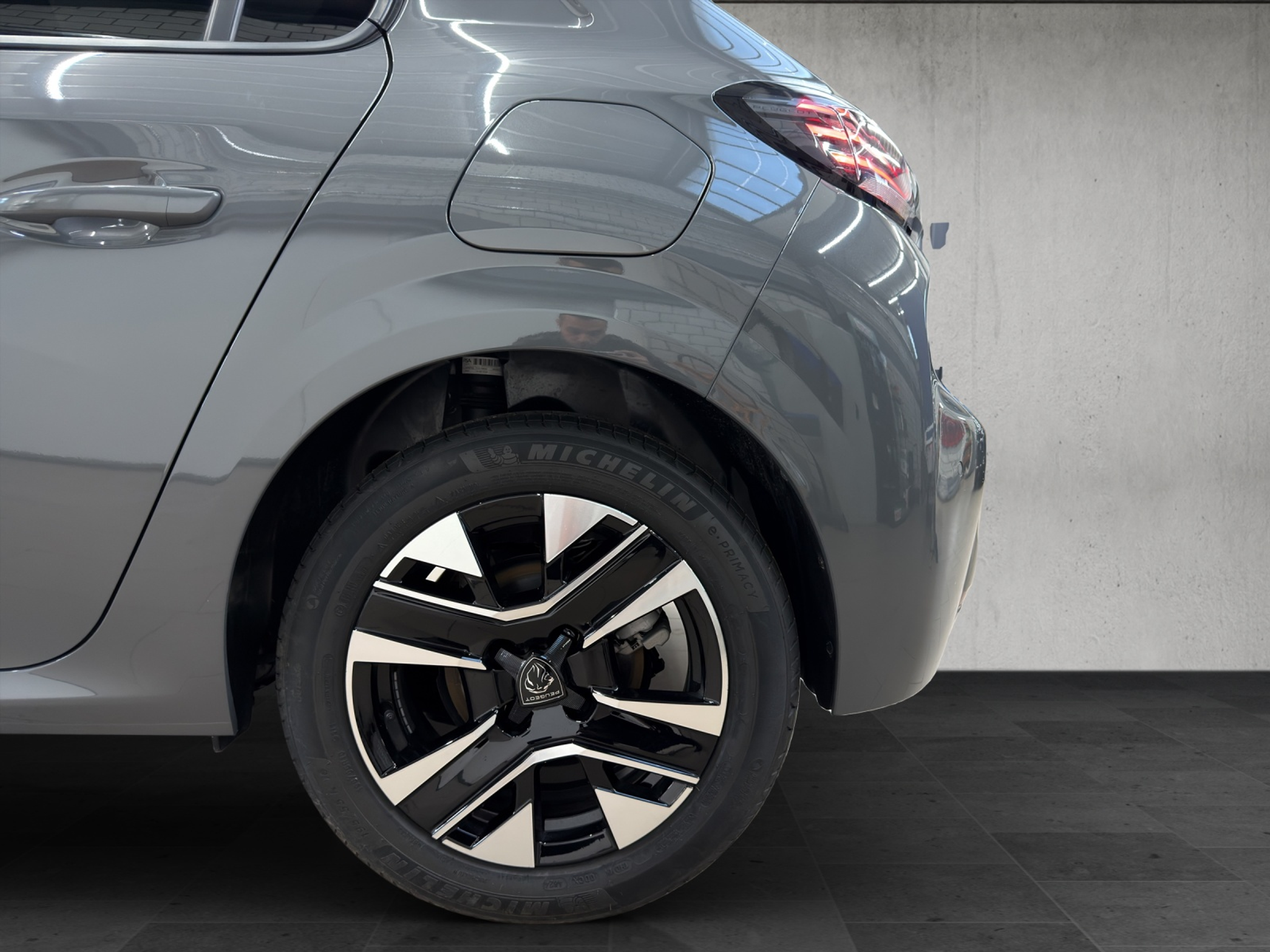 listing desktop thumbnail image 9