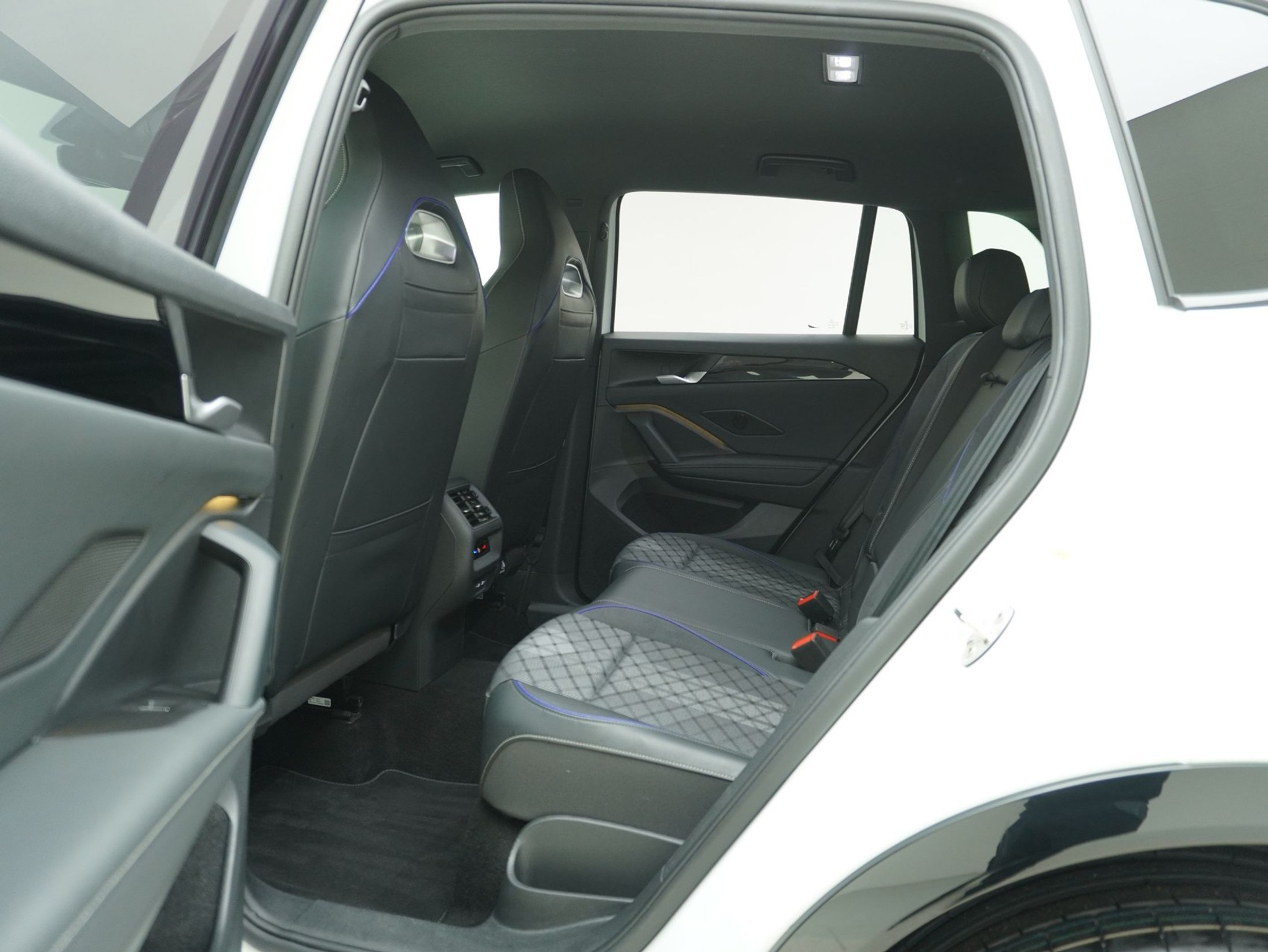 listing desktop thumbnail image 11