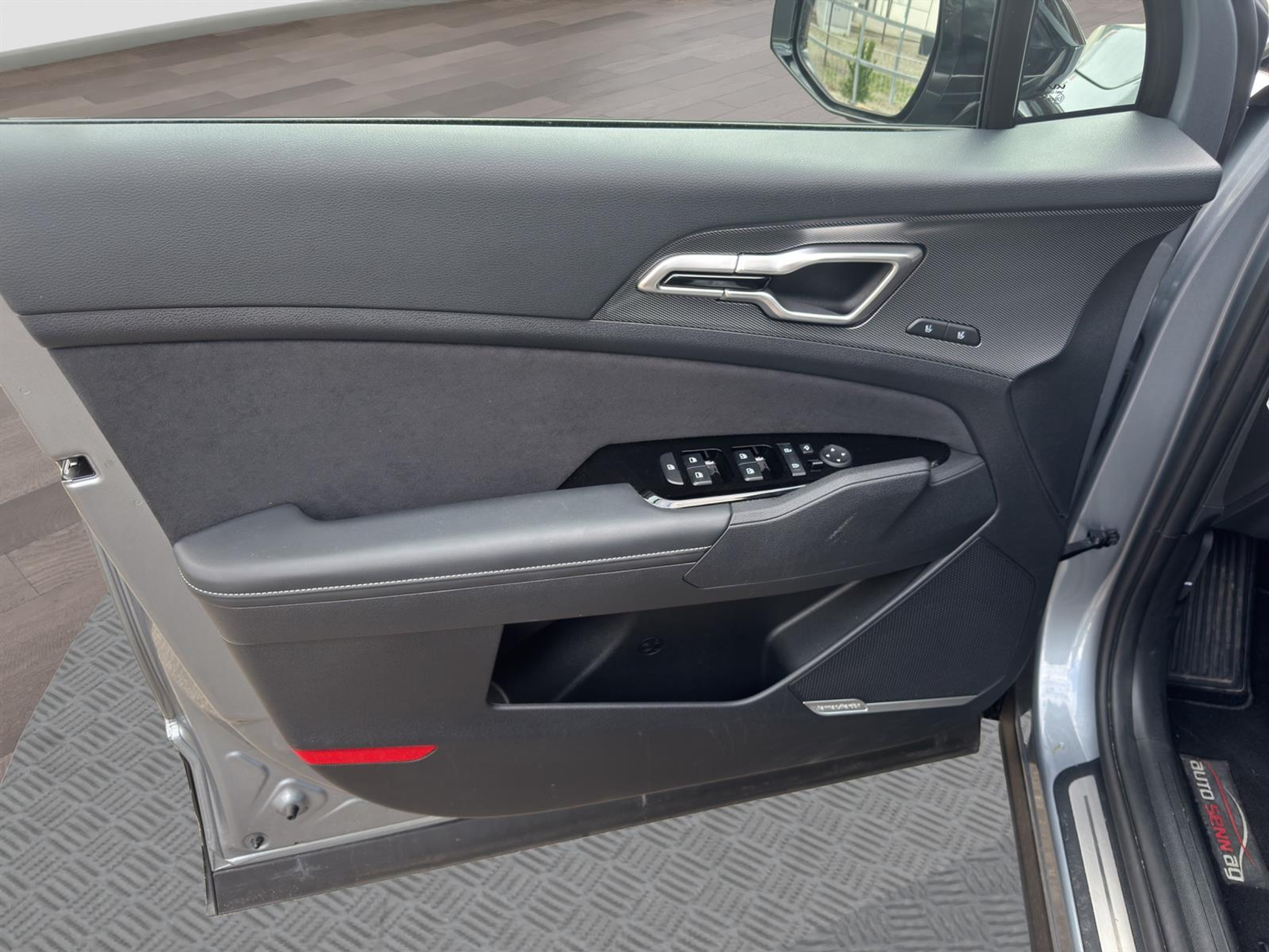 listing desktop thumbnail image 7