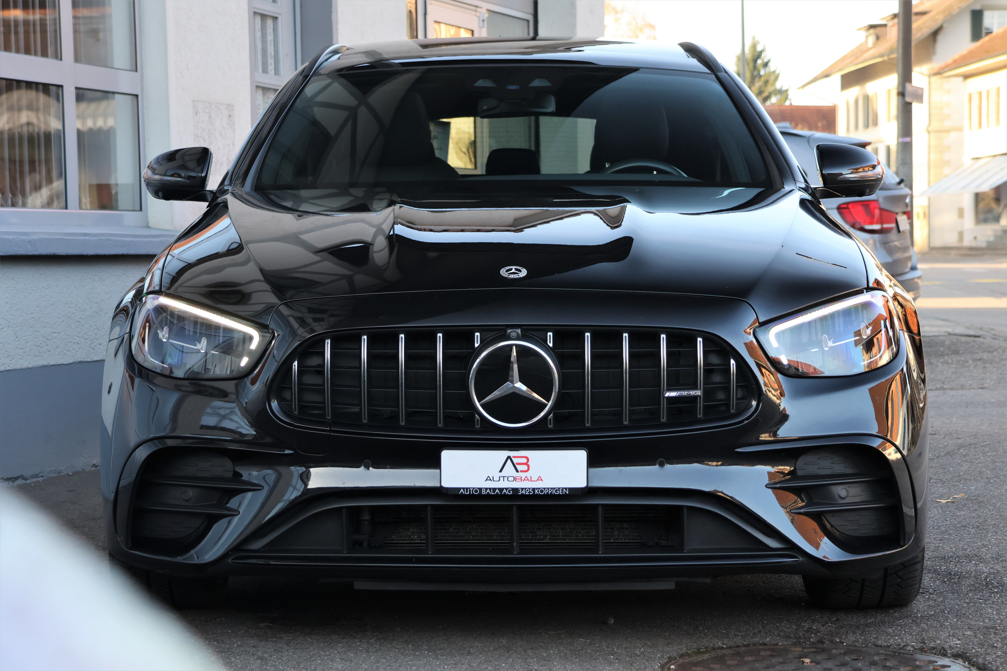 listing desktop thumbnail image 1