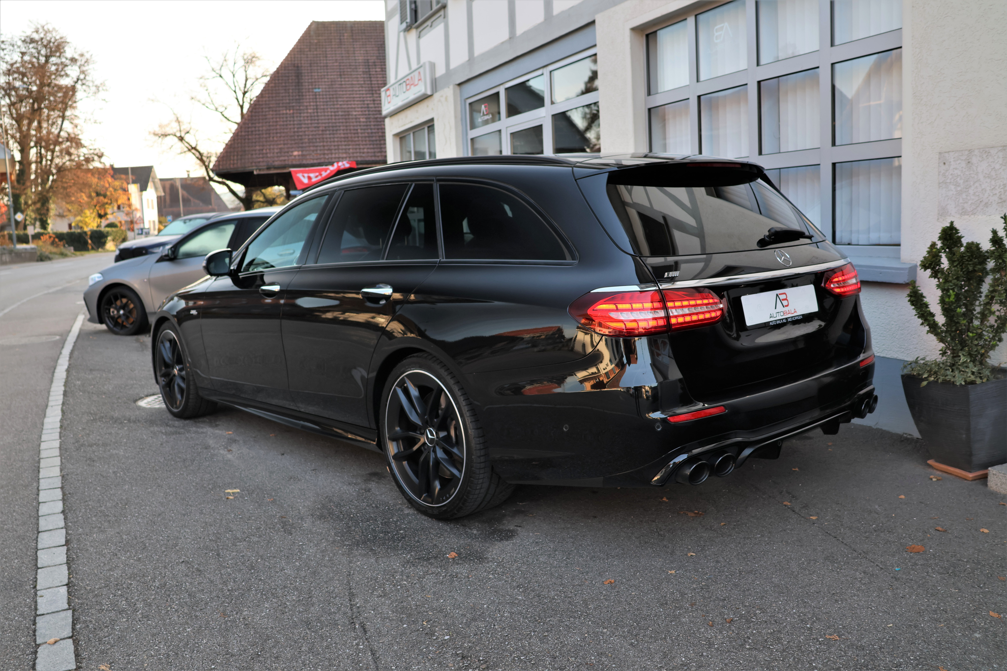 listing desktop thumbnail image 5