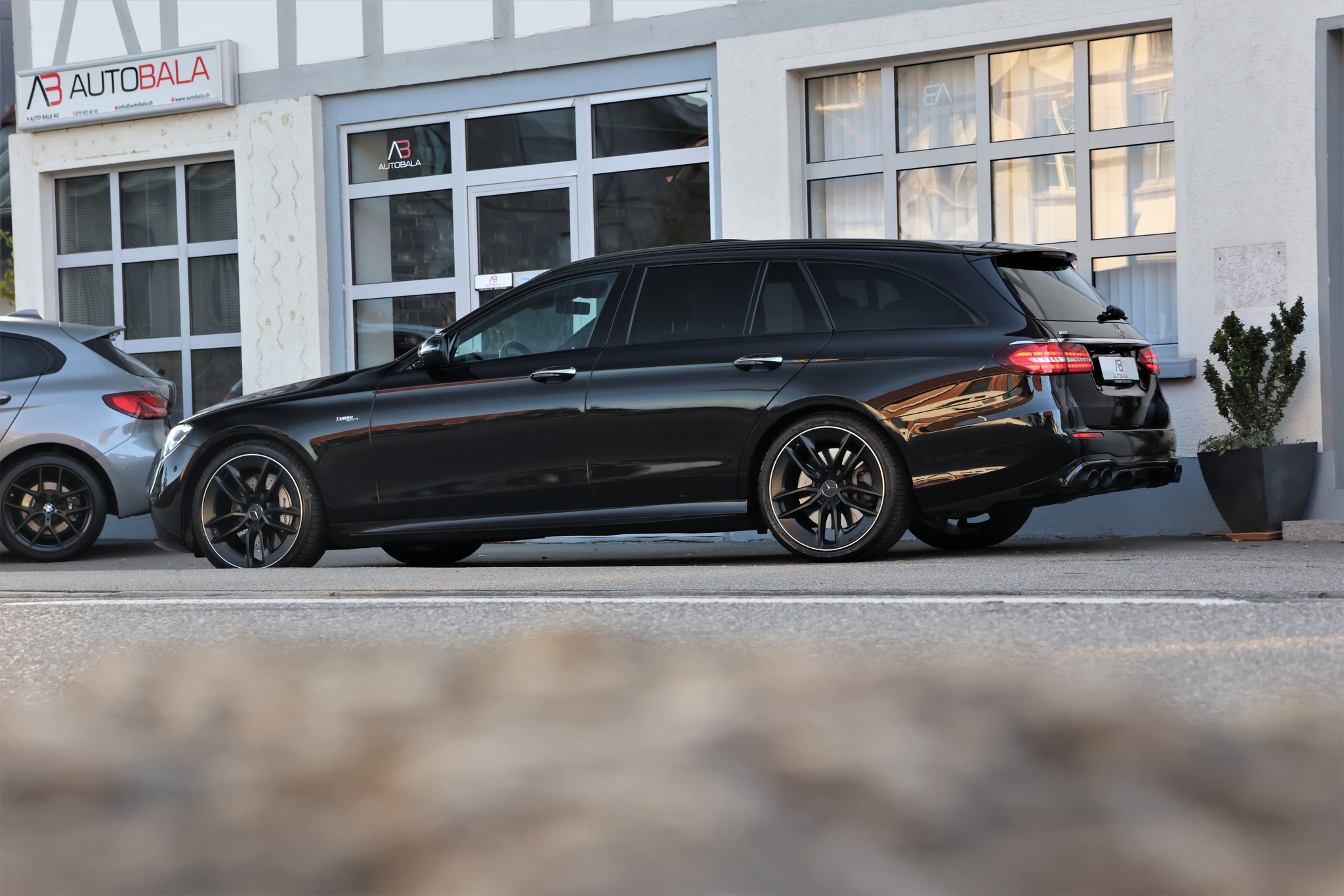 listing desktop thumbnail image 3