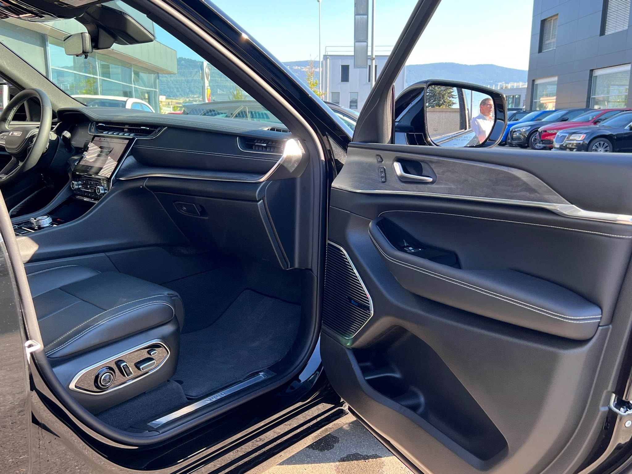 listing desktop thumbnail image 7