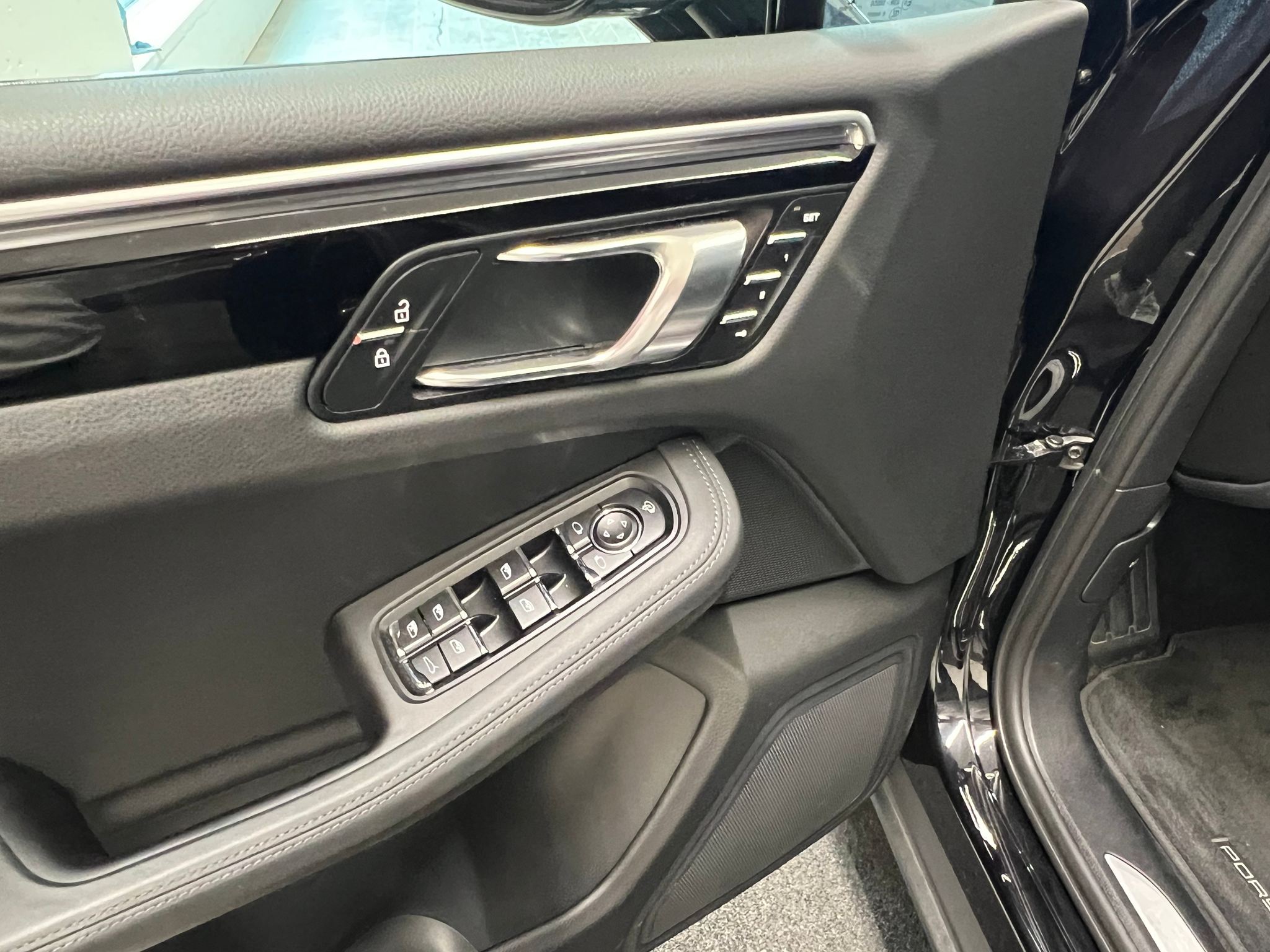 listing desktop thumbnail image 12