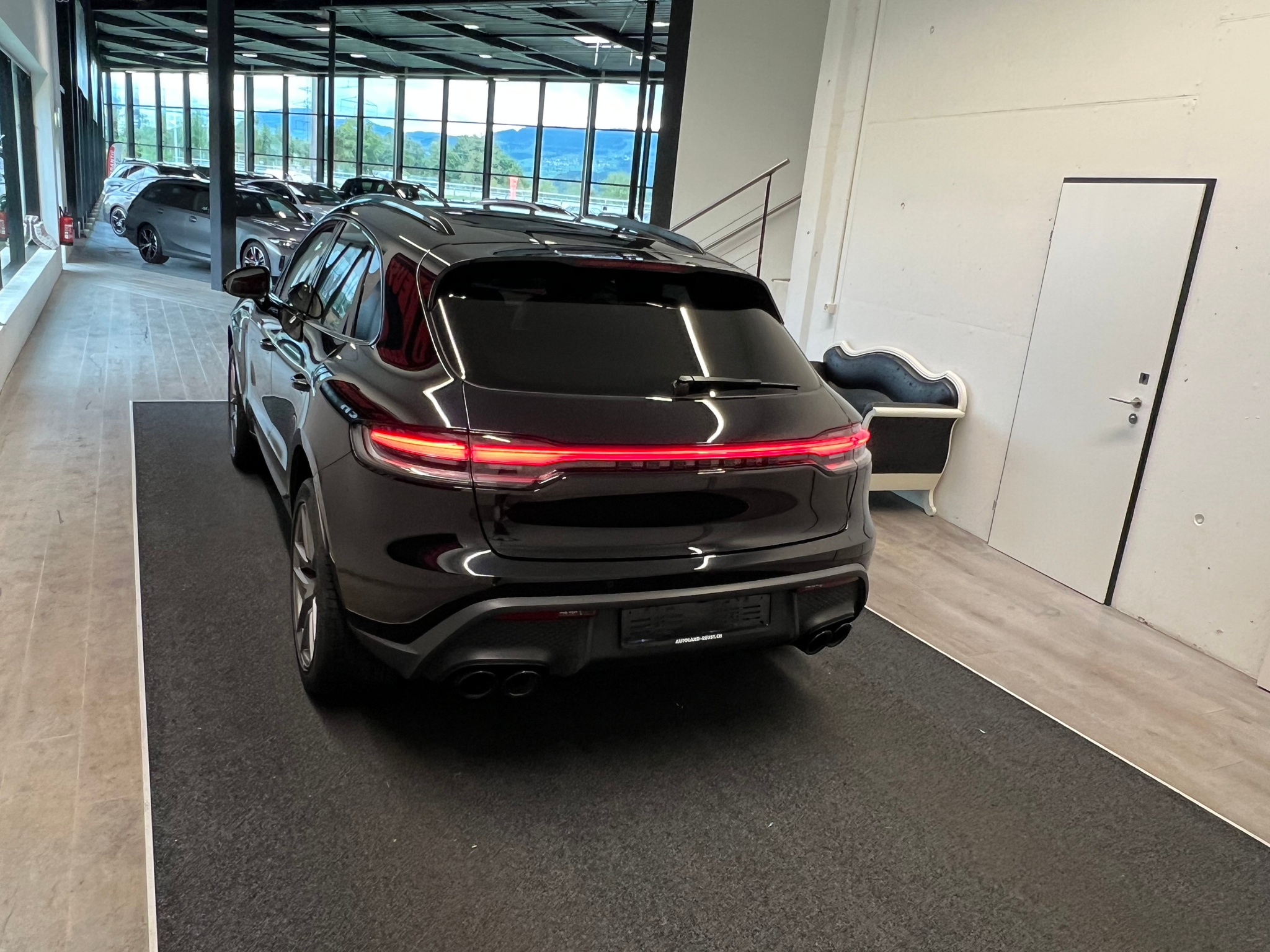 listing desktop thumbnail image 8