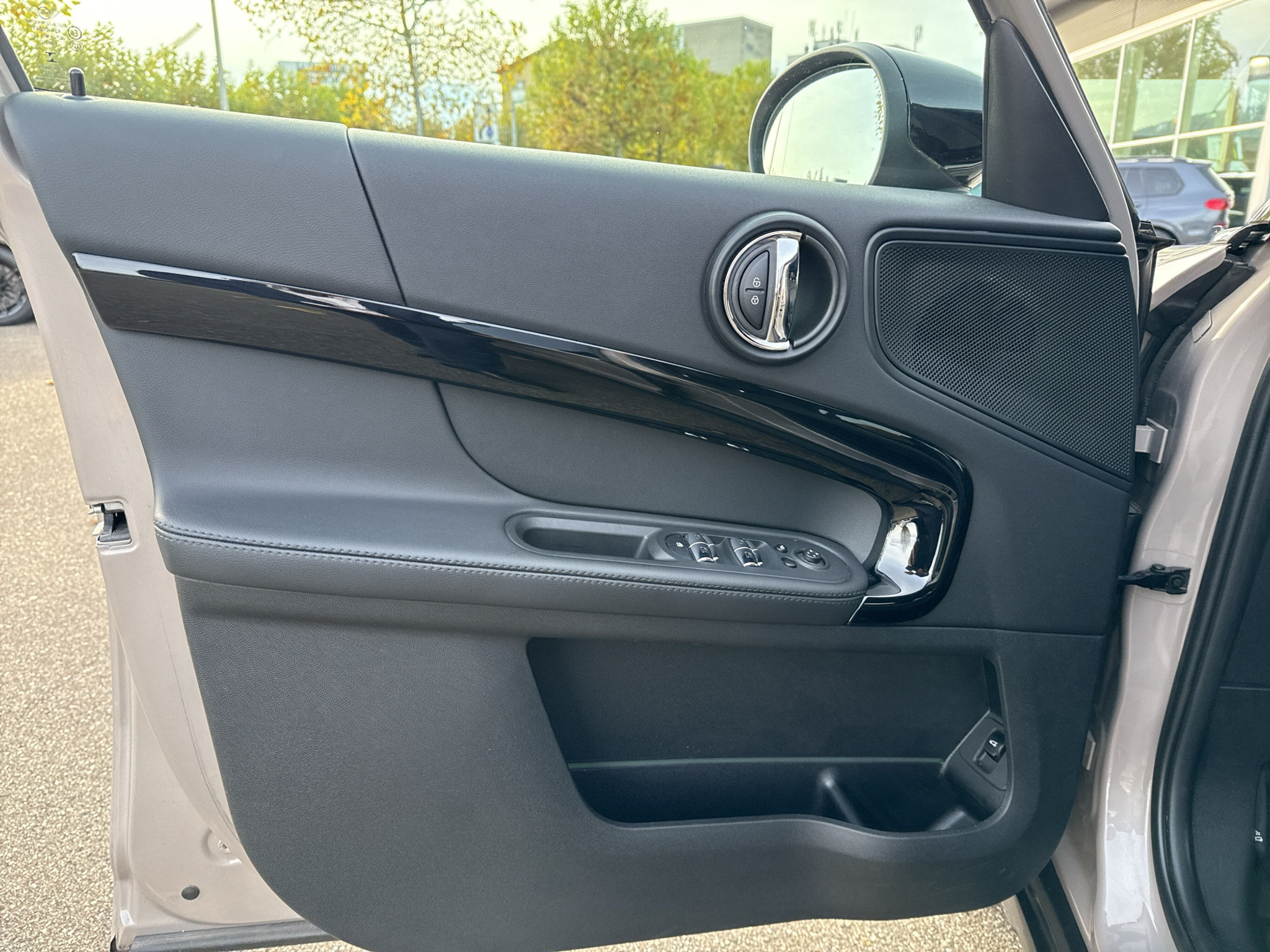 listing desktop thumbnail image 16