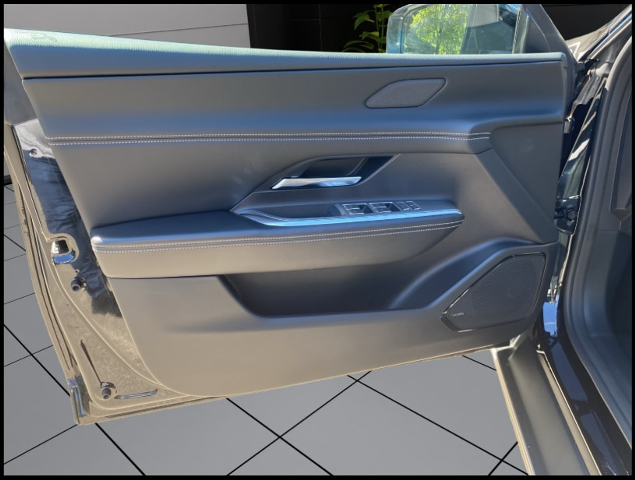 listing desktop thumbnail image 5