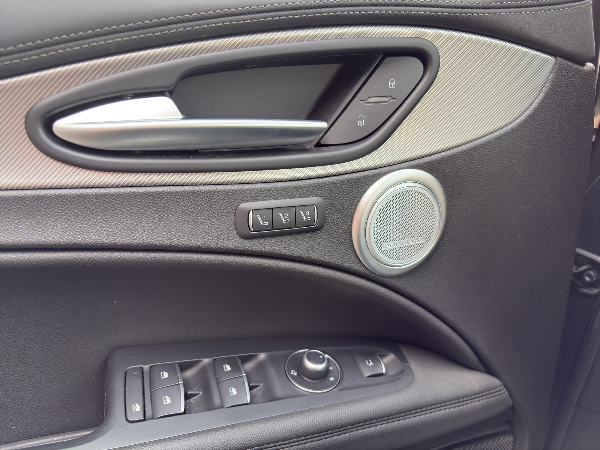 listing desktop thumbnail image 24