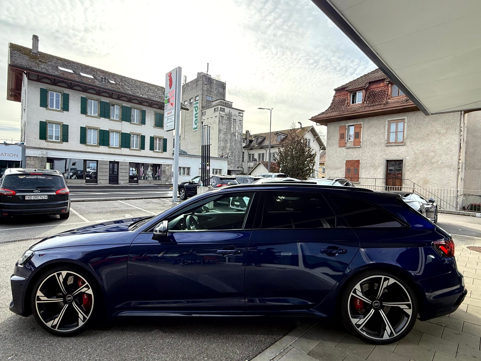 listing desktop thumbnail image 3