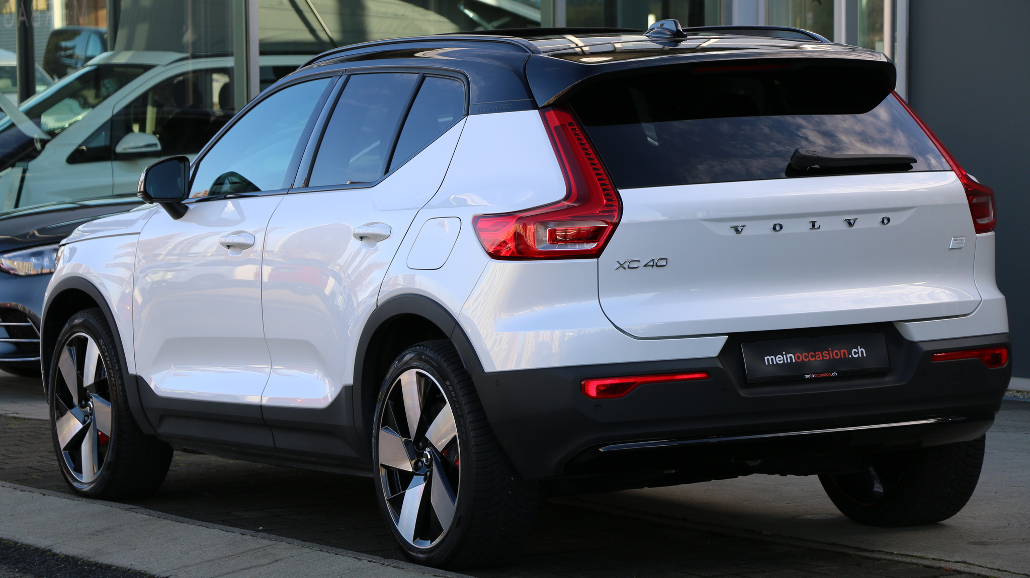 listing desktop thumbnail image 3