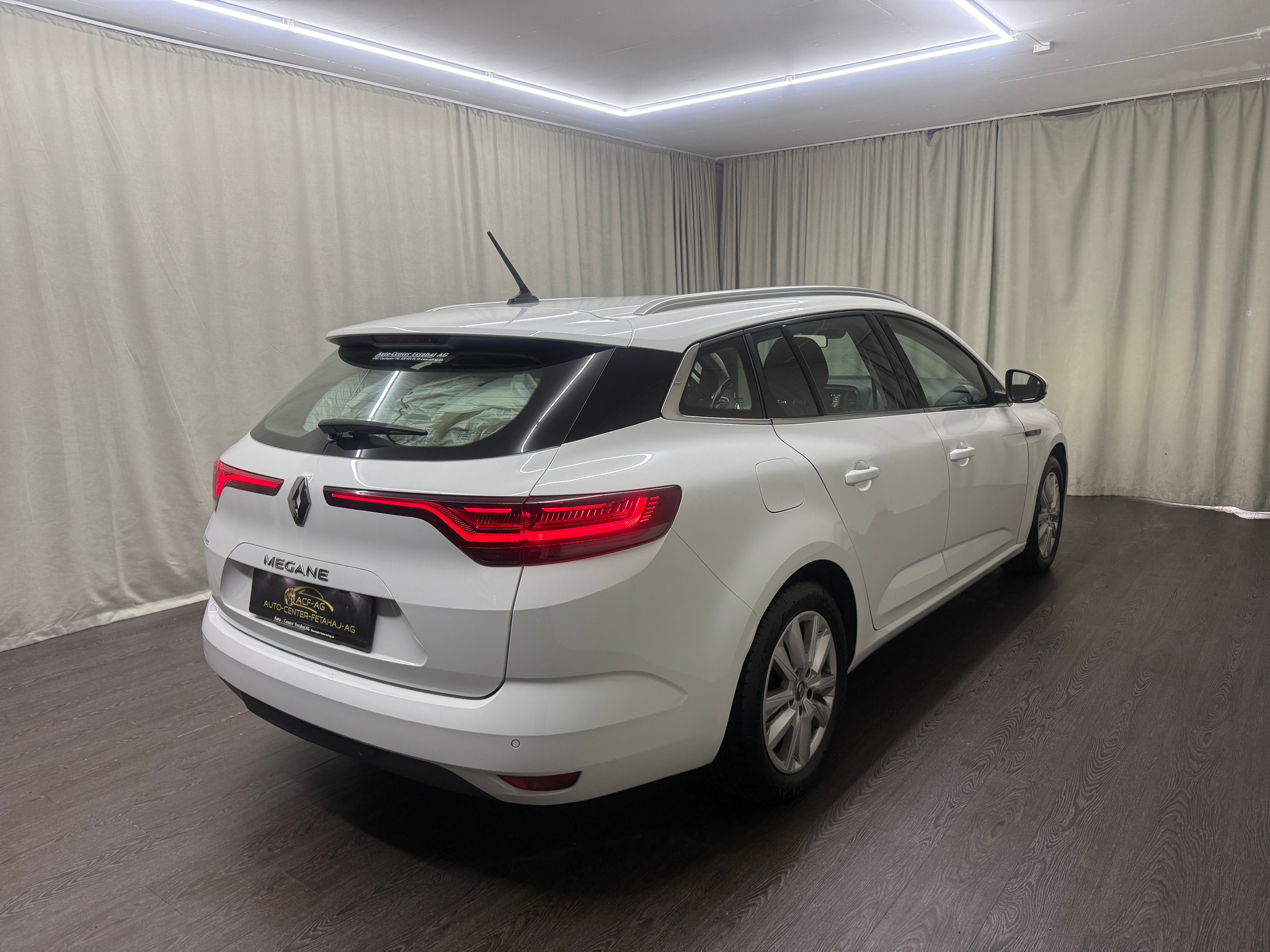 listing desktop thumbnail image 3