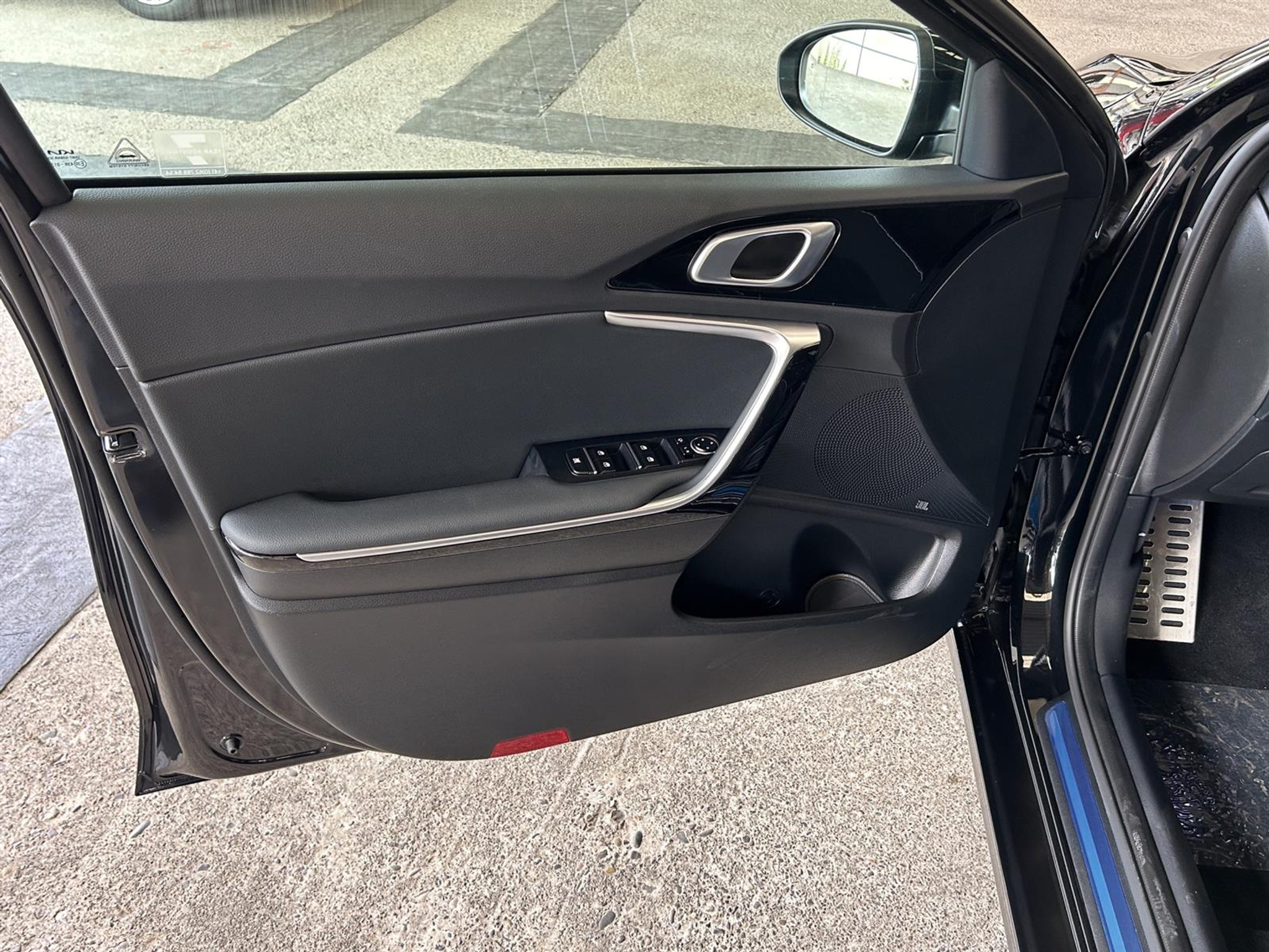 listing desktop thumbnail image 7