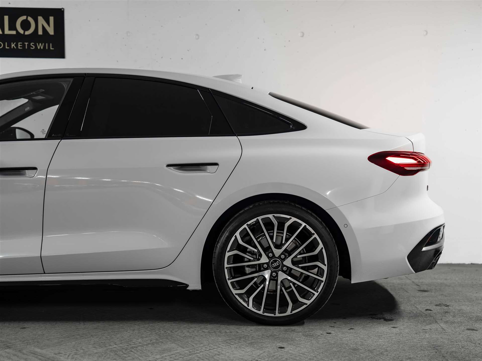 listing desktop thumbnail image 18