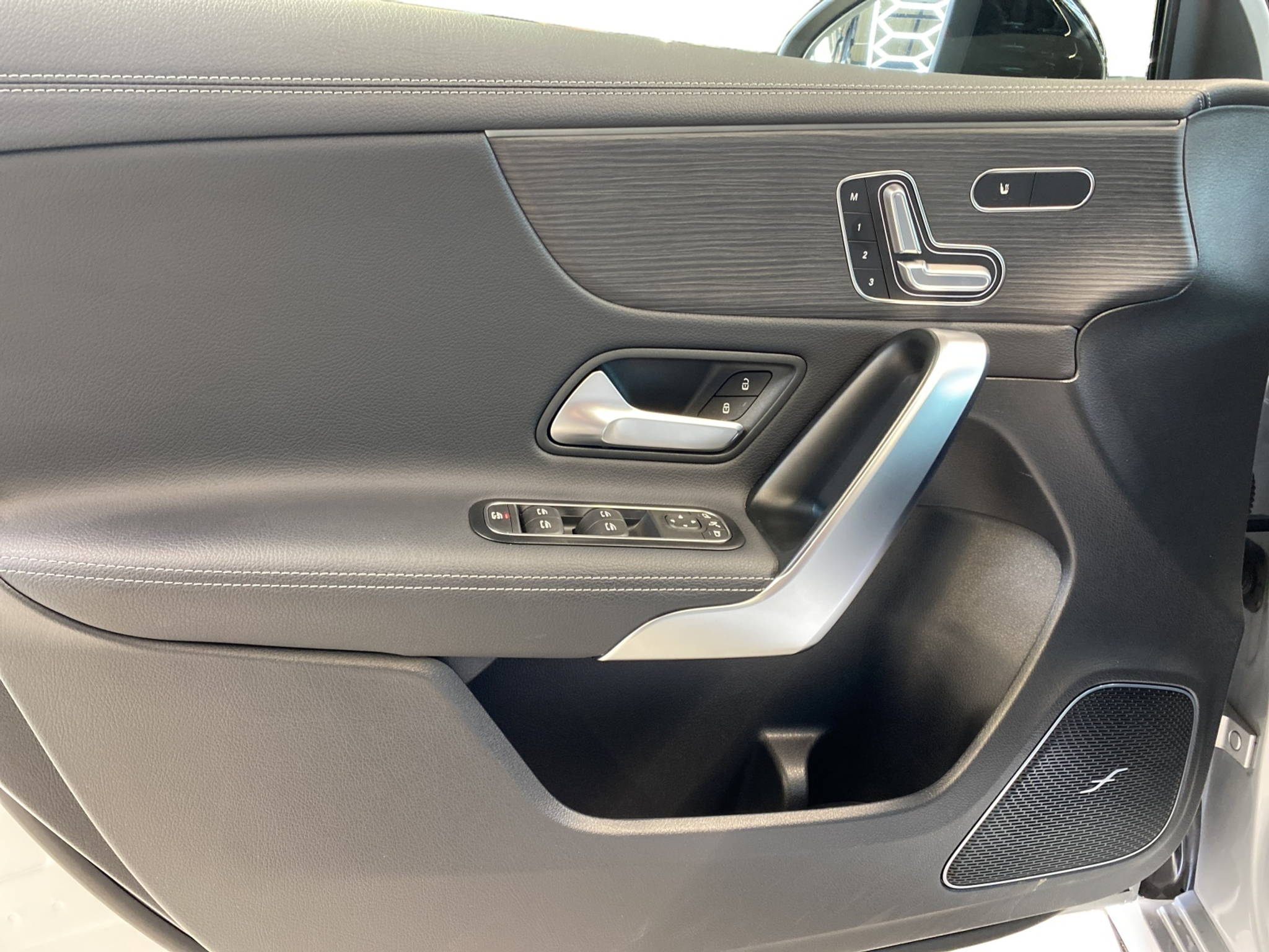 listing desktop thumbnail image 9