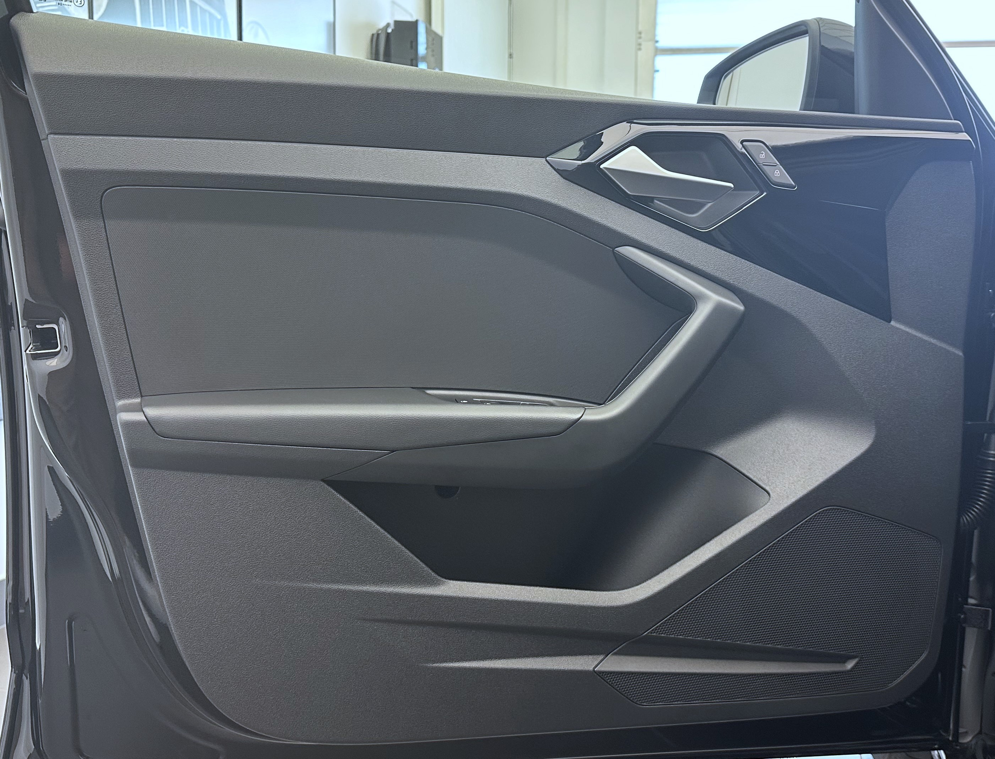 listing desktop thumbnail image 3