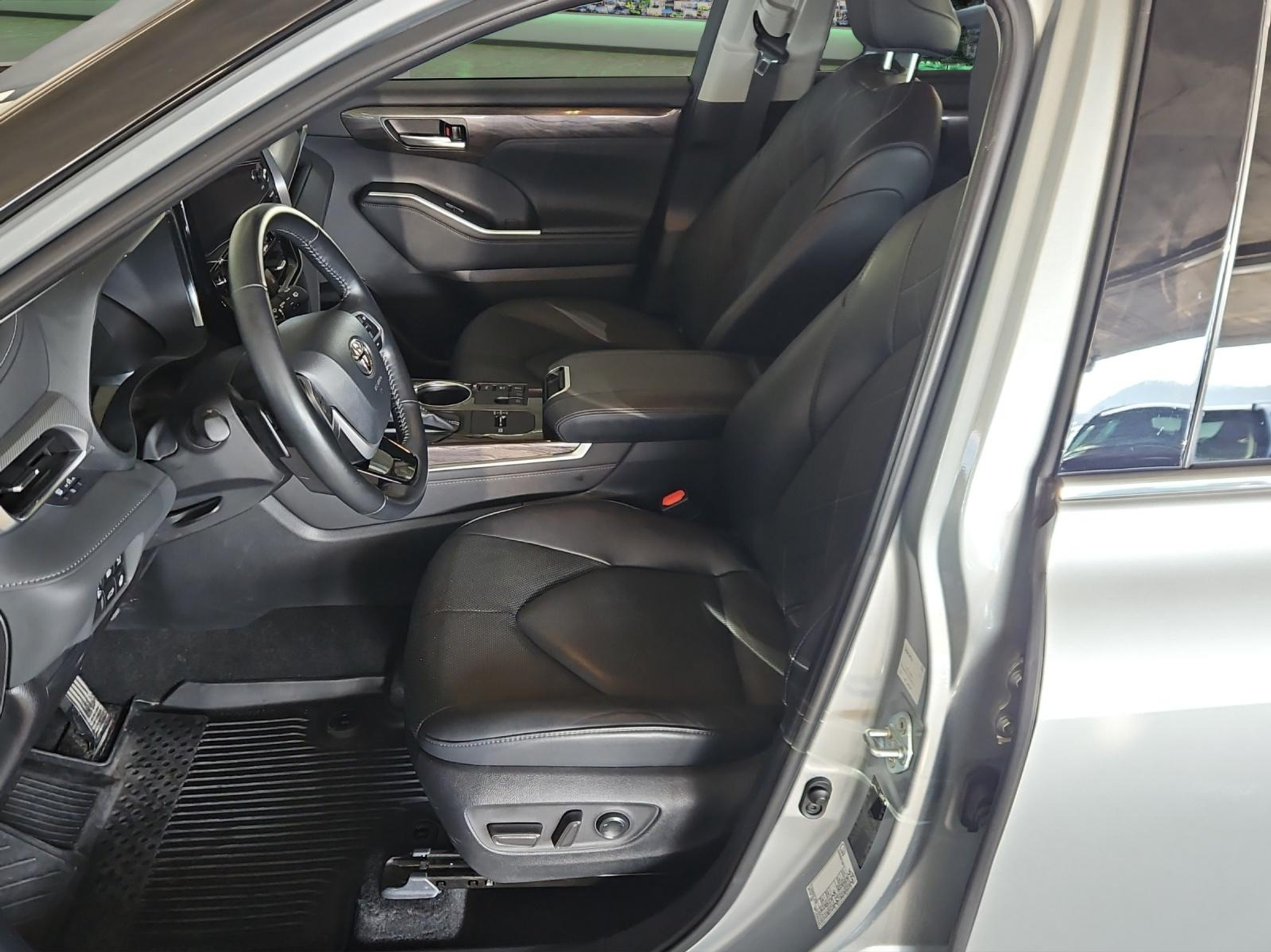 listing desktop thumbnail image 8