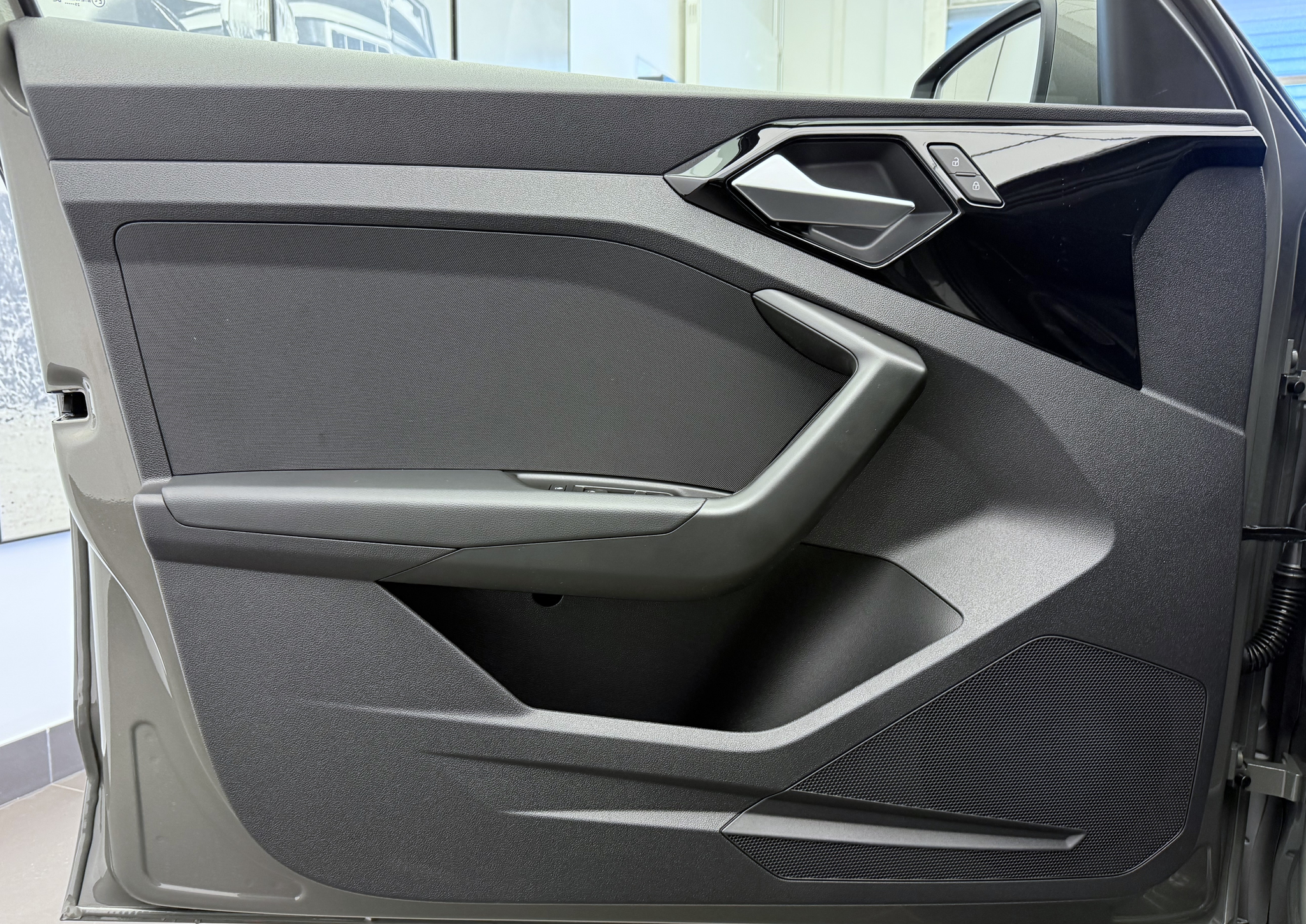 listing desktop thumbnail image 3