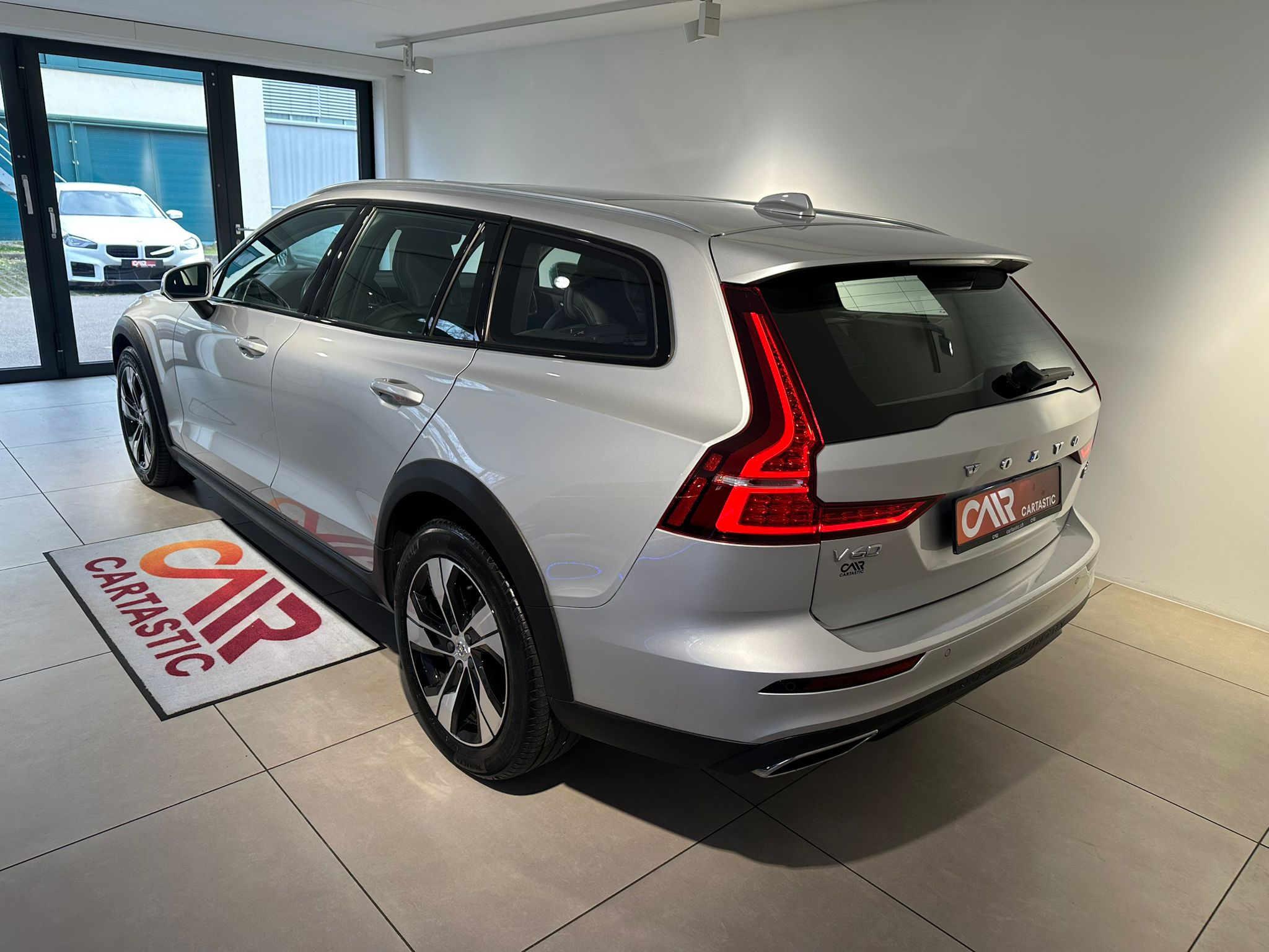 listing desktop thumbnail image 1