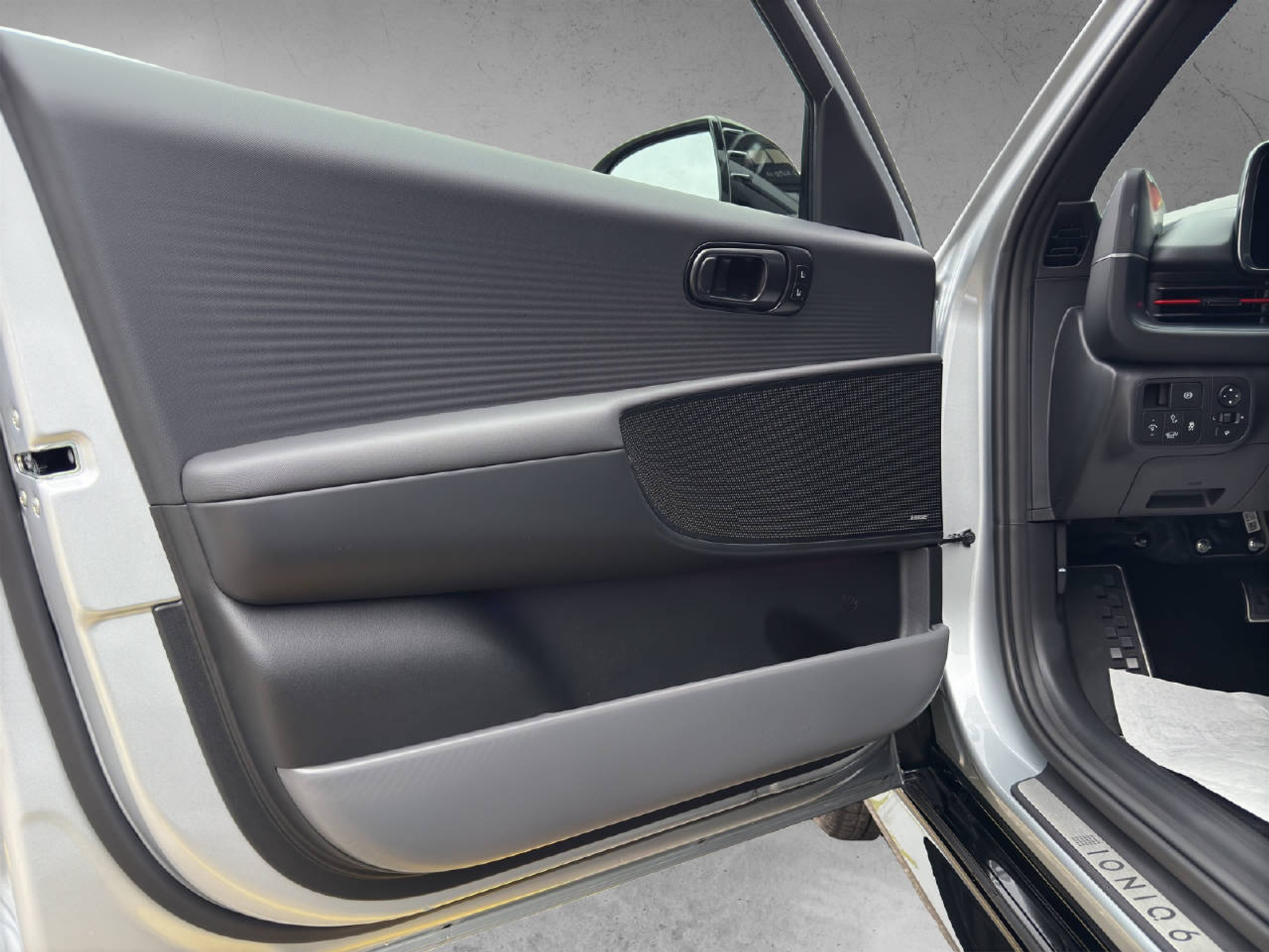 listing desktop thumbnail image 12