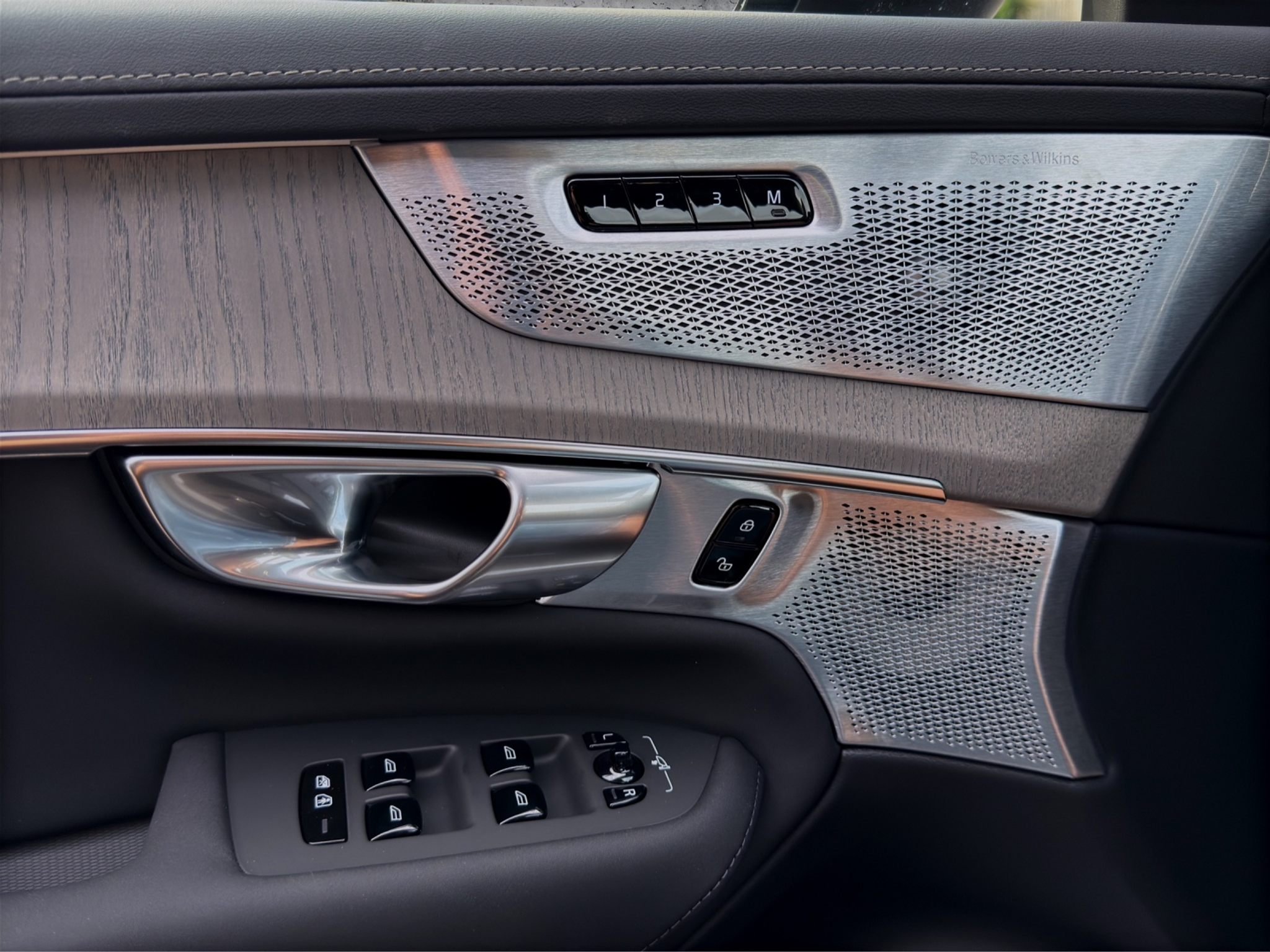 listing desktop thumbnail image 11