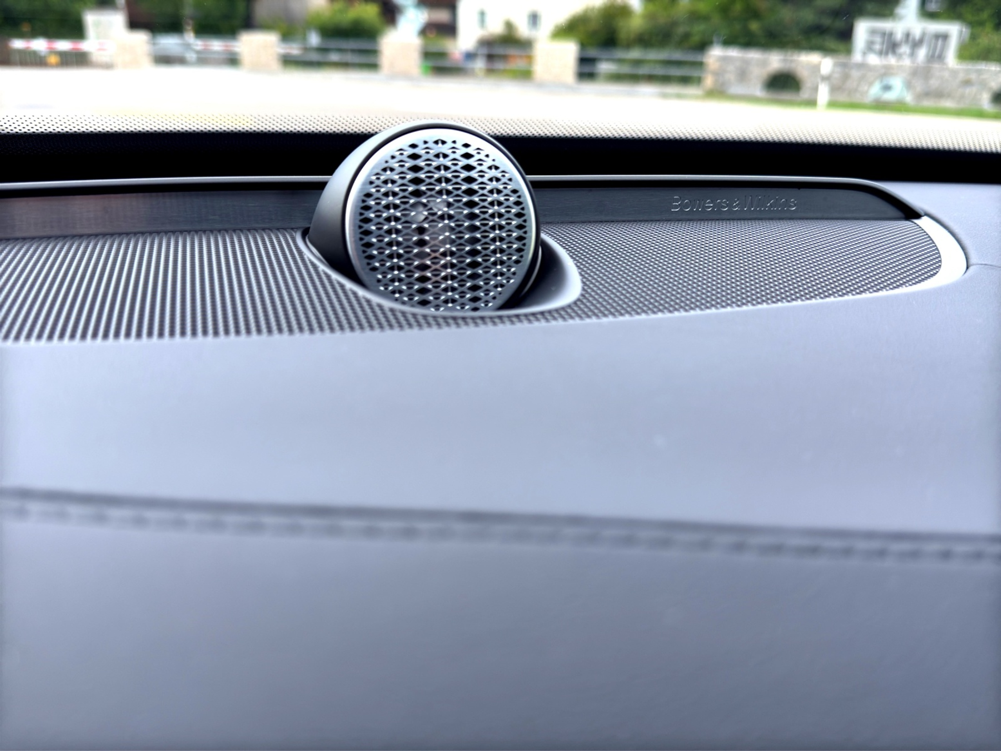 listing desktop thumbnail image 23