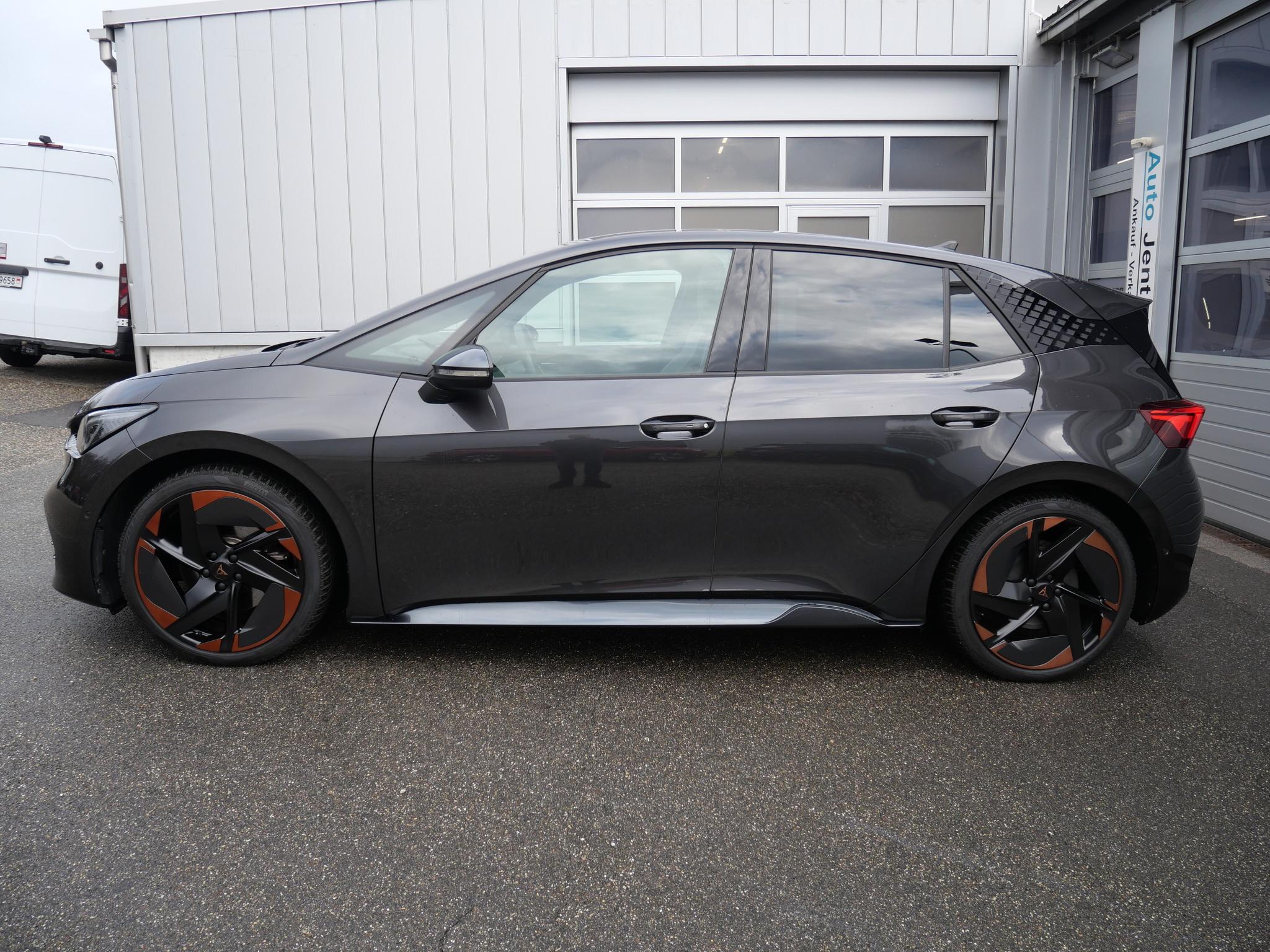 listing desktop thumbnail image 2