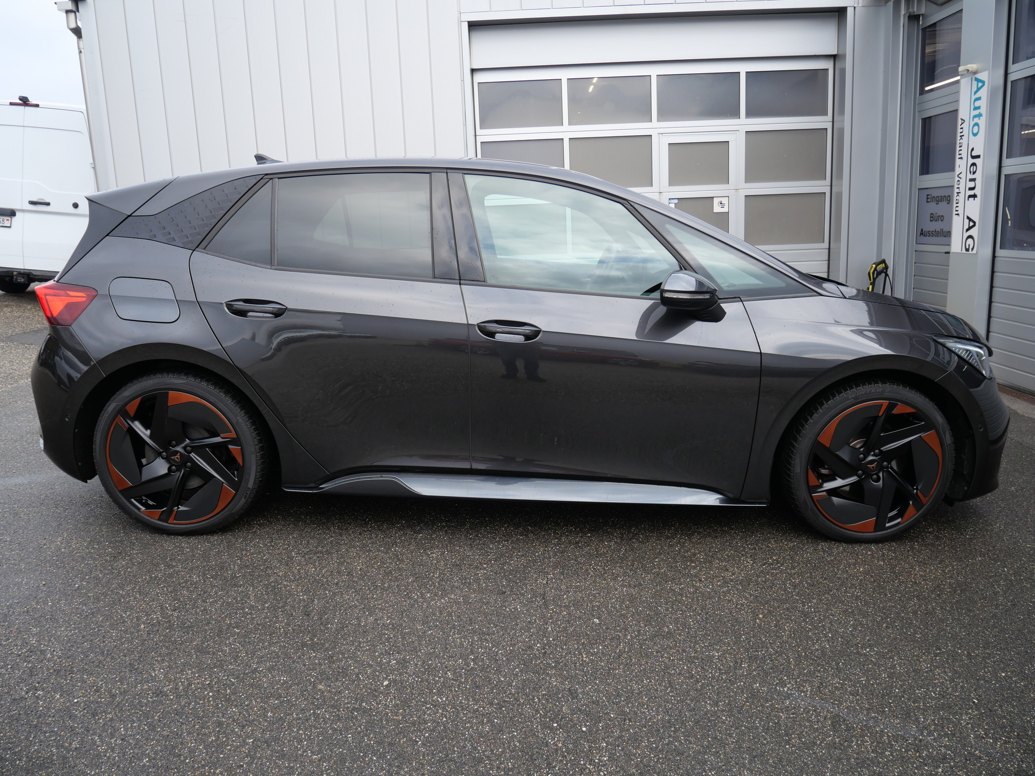 listing desktop thumbnail image 5