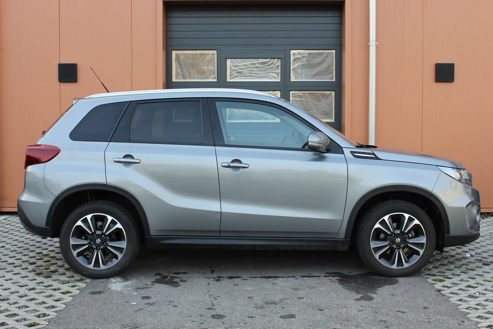 listing desktop thumbnail image 3