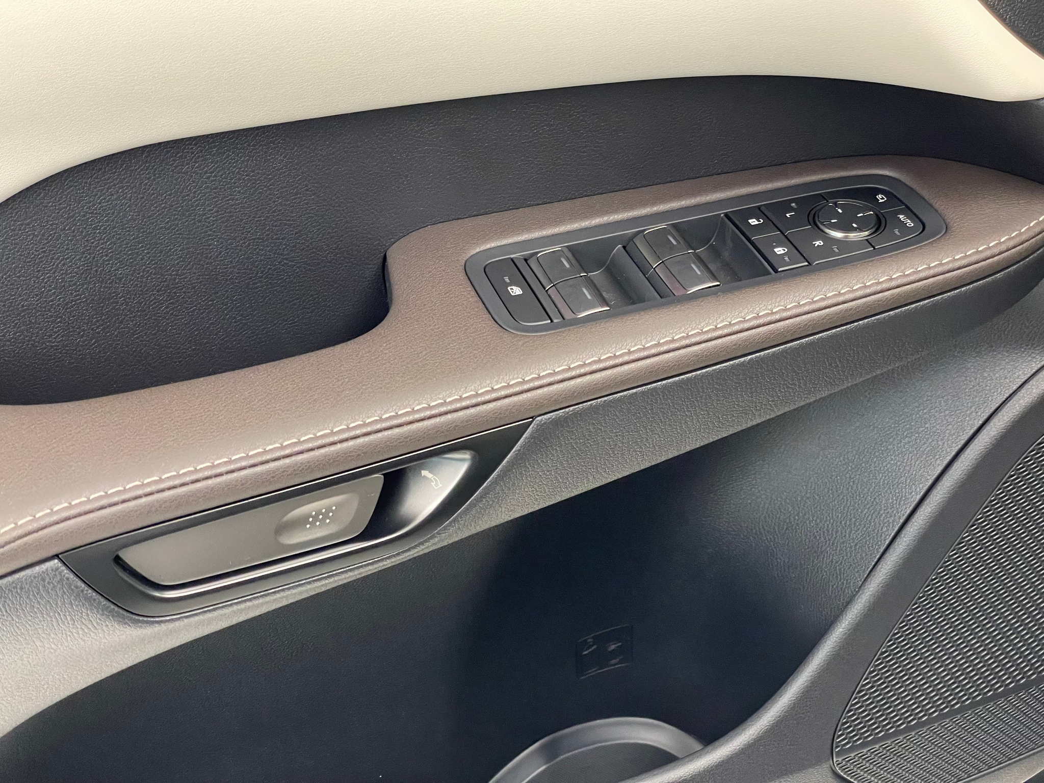 listing desktop thumbnail image 16