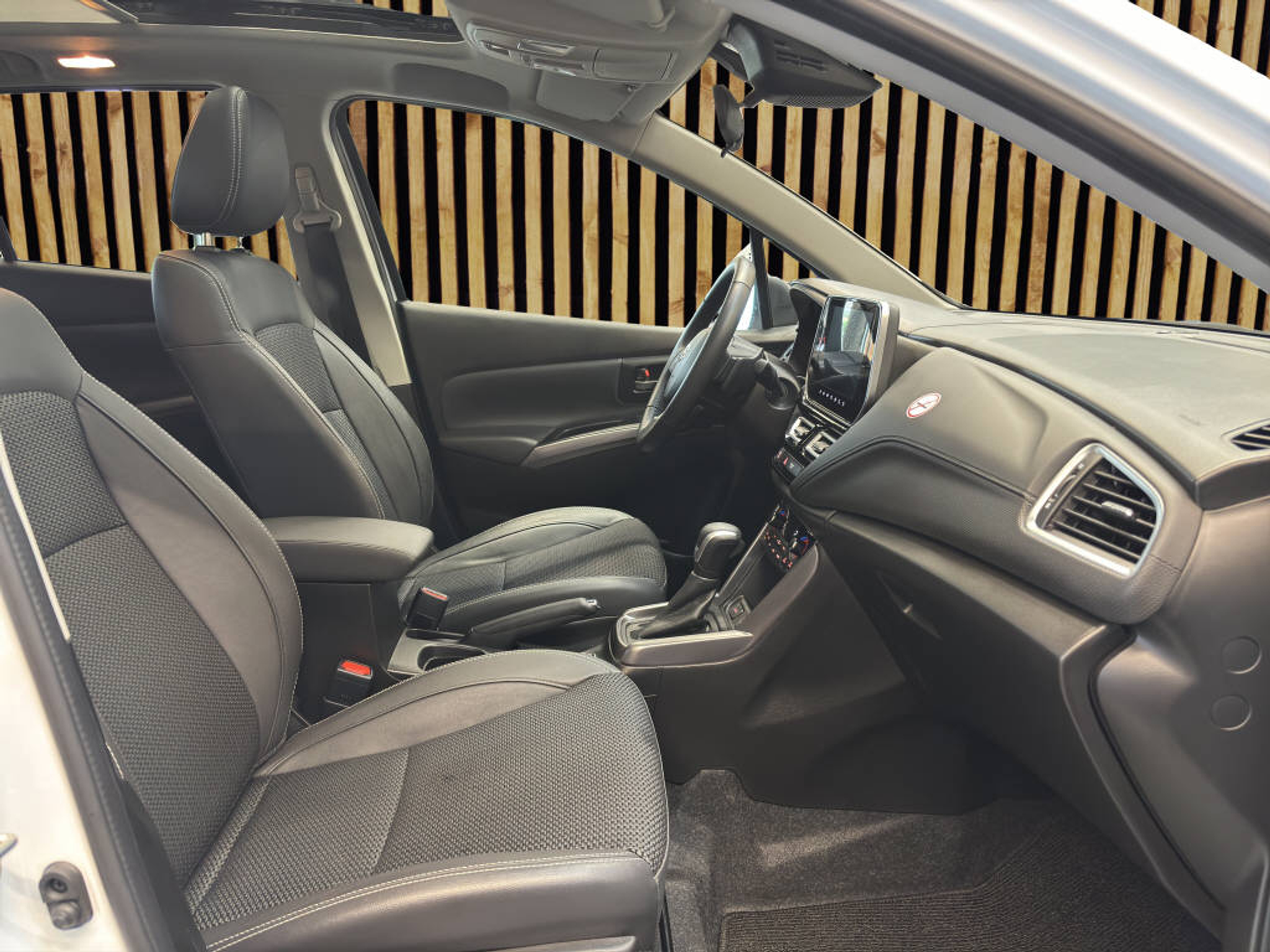 listing desktop thumbnail image 4