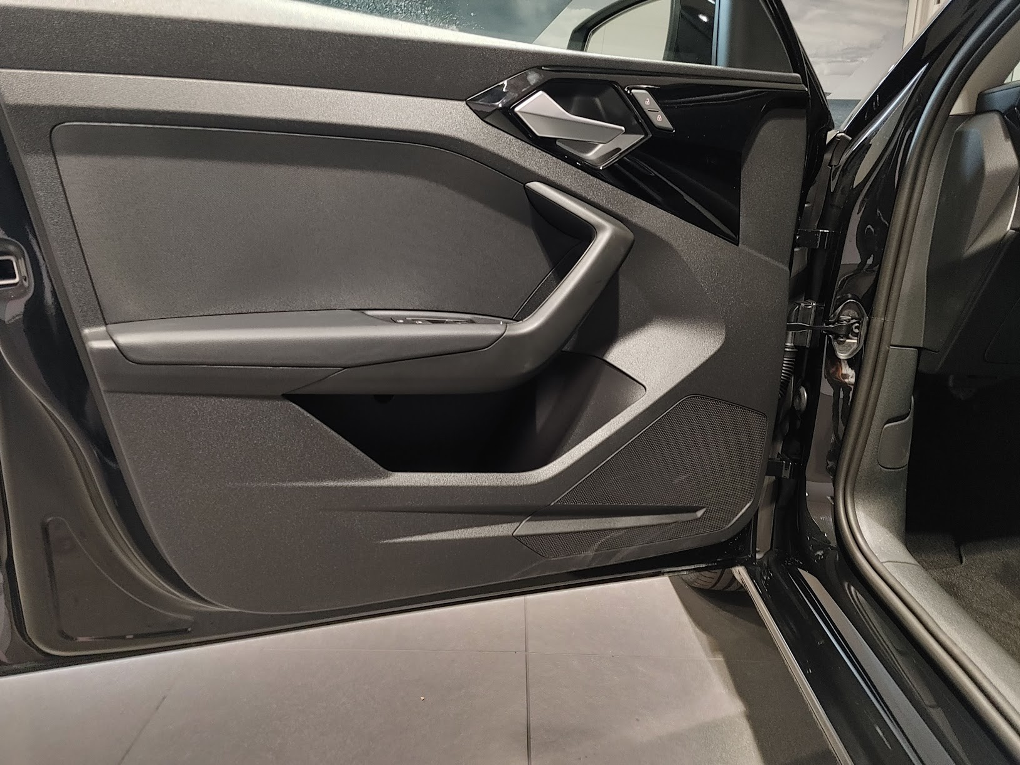 listing desktop thumbnail image 2