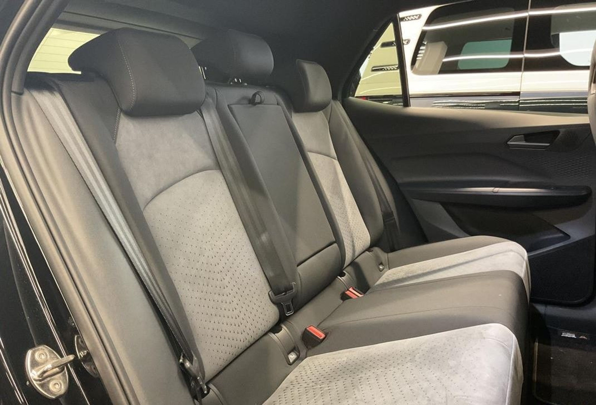 listing desktop thumbnail image 9