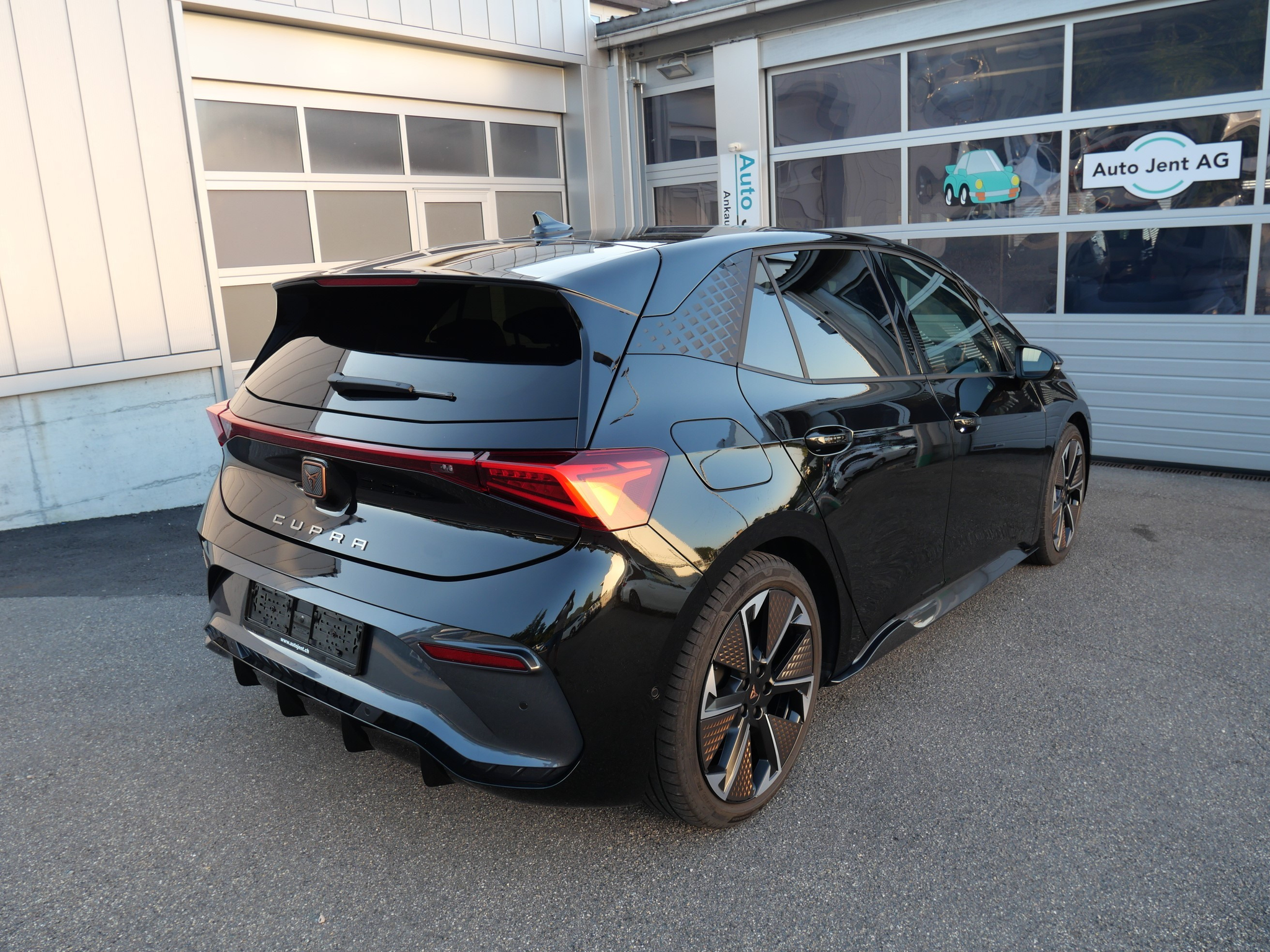 listing desktop thumbnail image 3