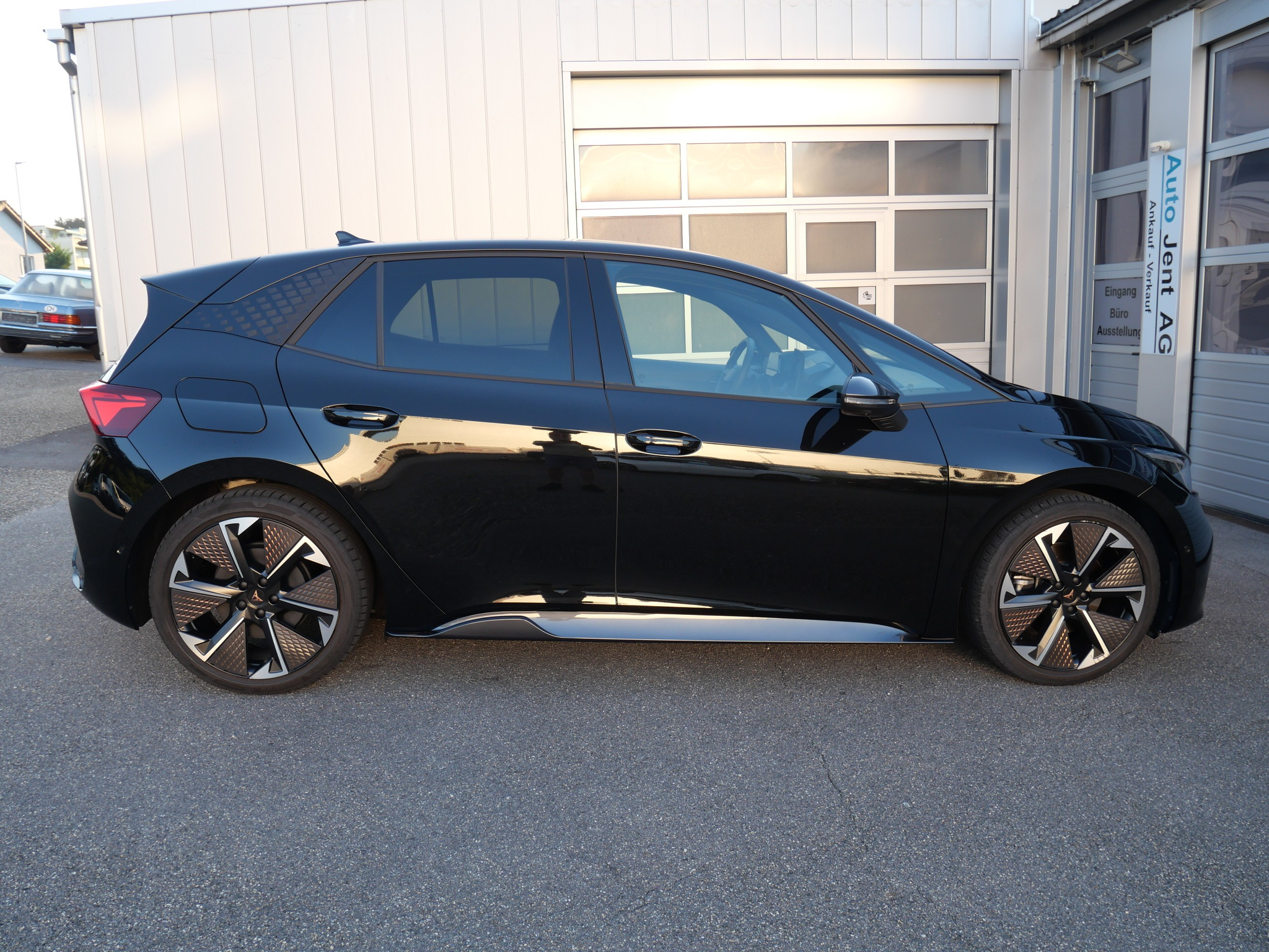 listing desktop thumbnail image 4