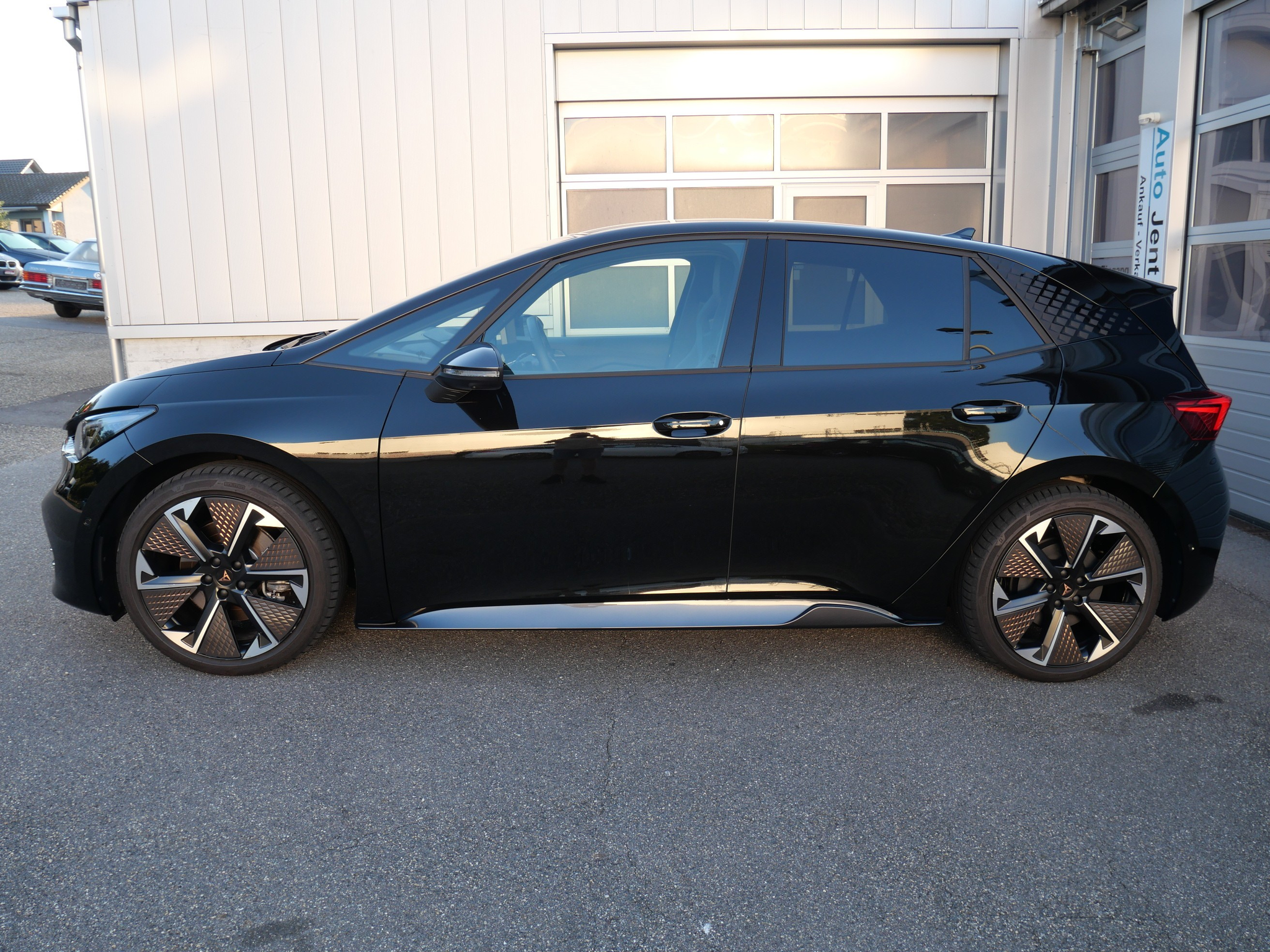 listing desktop thumbnail image 1