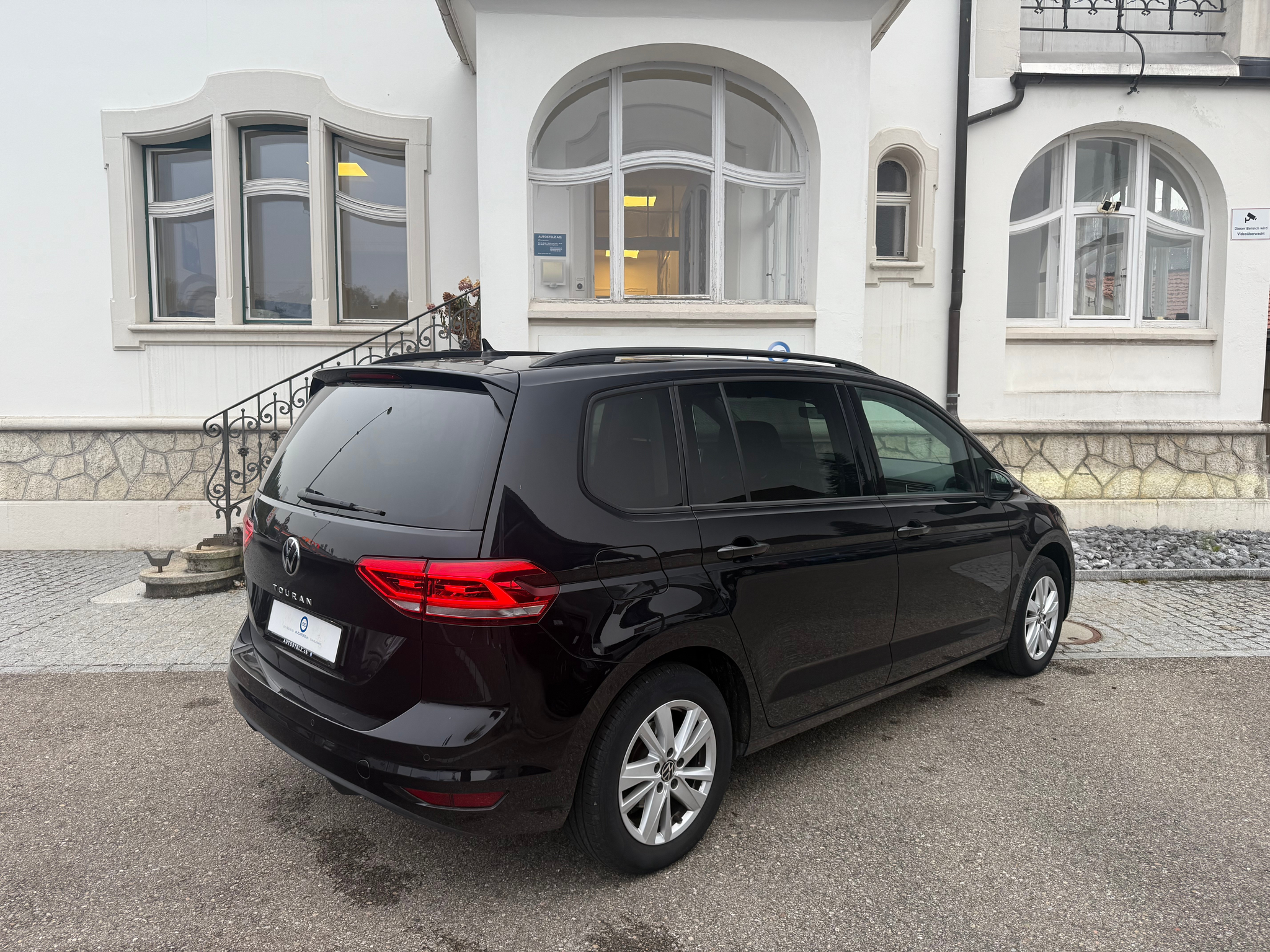 listing desktop thumbnail image 4