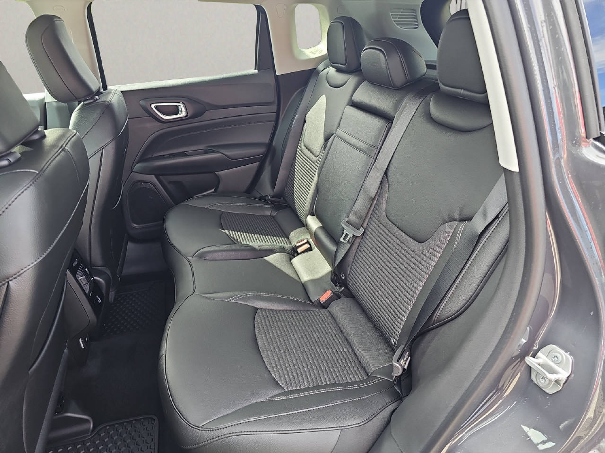 listing desktop thumbnail image 9