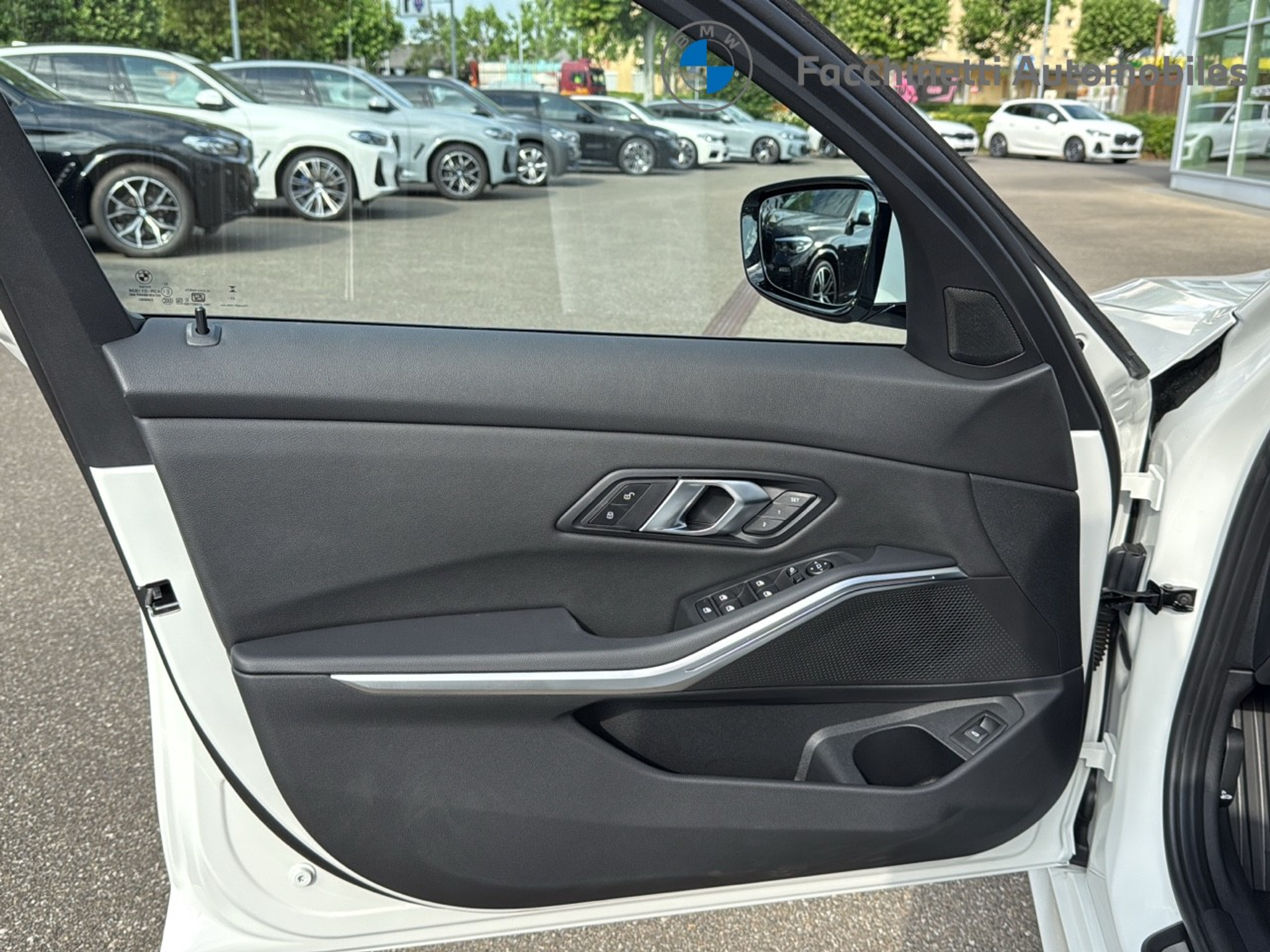 listing desktop thumbnail image 10