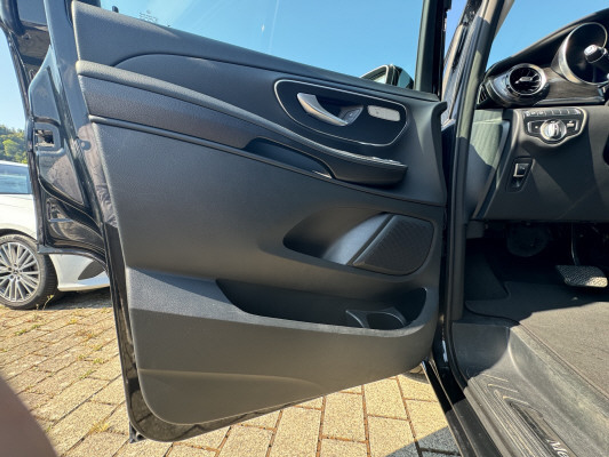 listing desktop thumbnail image 9