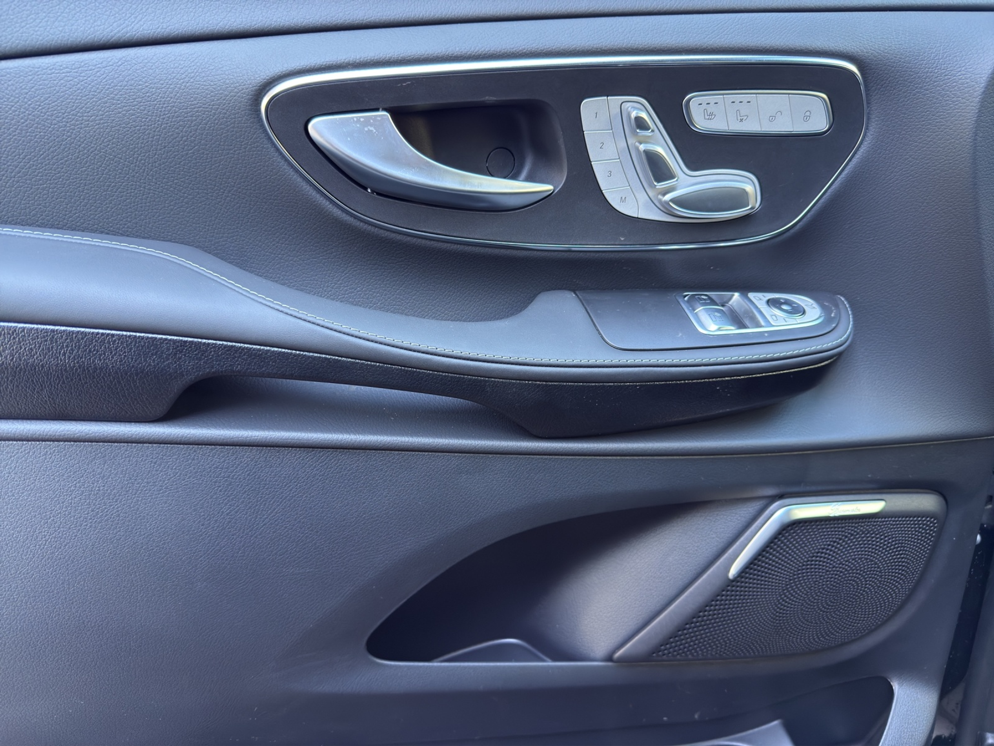 listing desktop thumbnail image 12