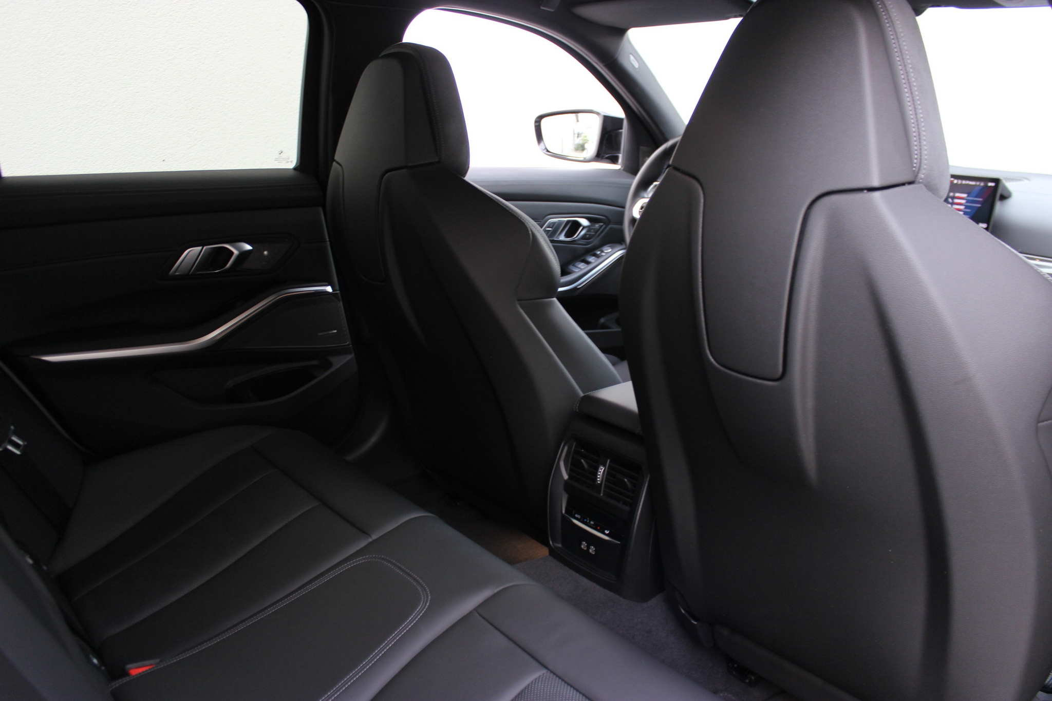 listing desktop thumbnail image 4