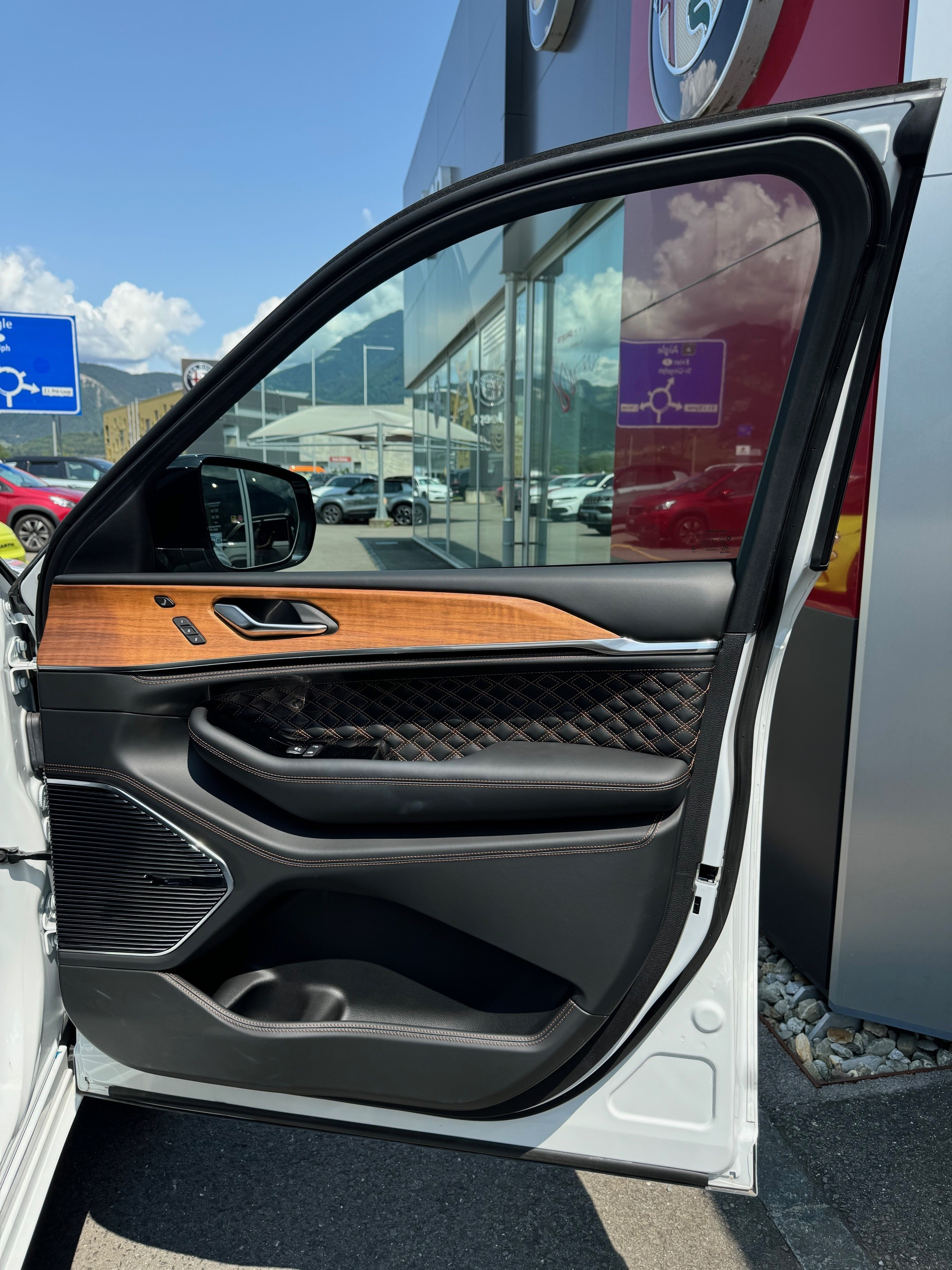 listing desktop thumbnail image 17