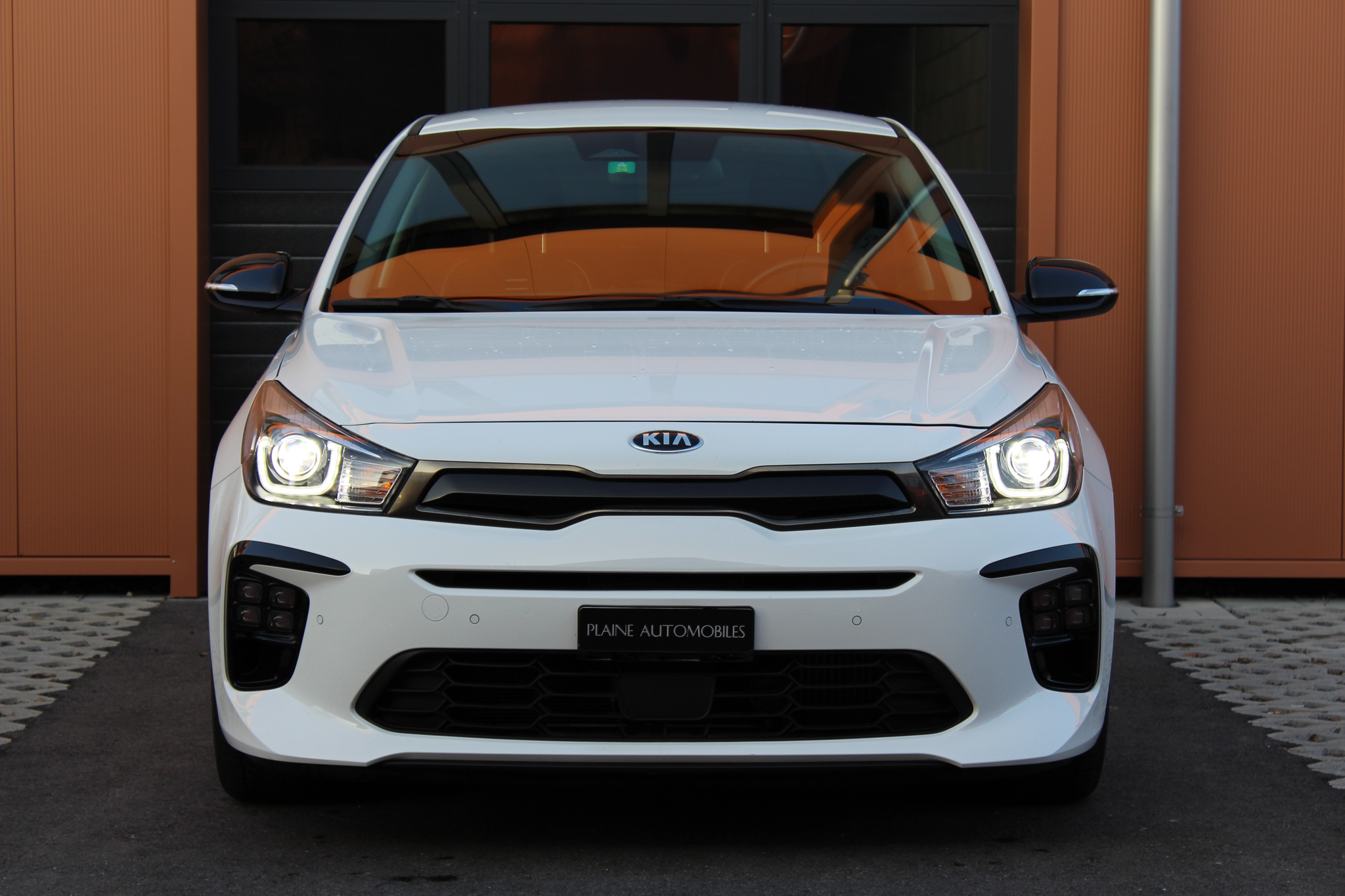 listing desktop thumbnail image 1