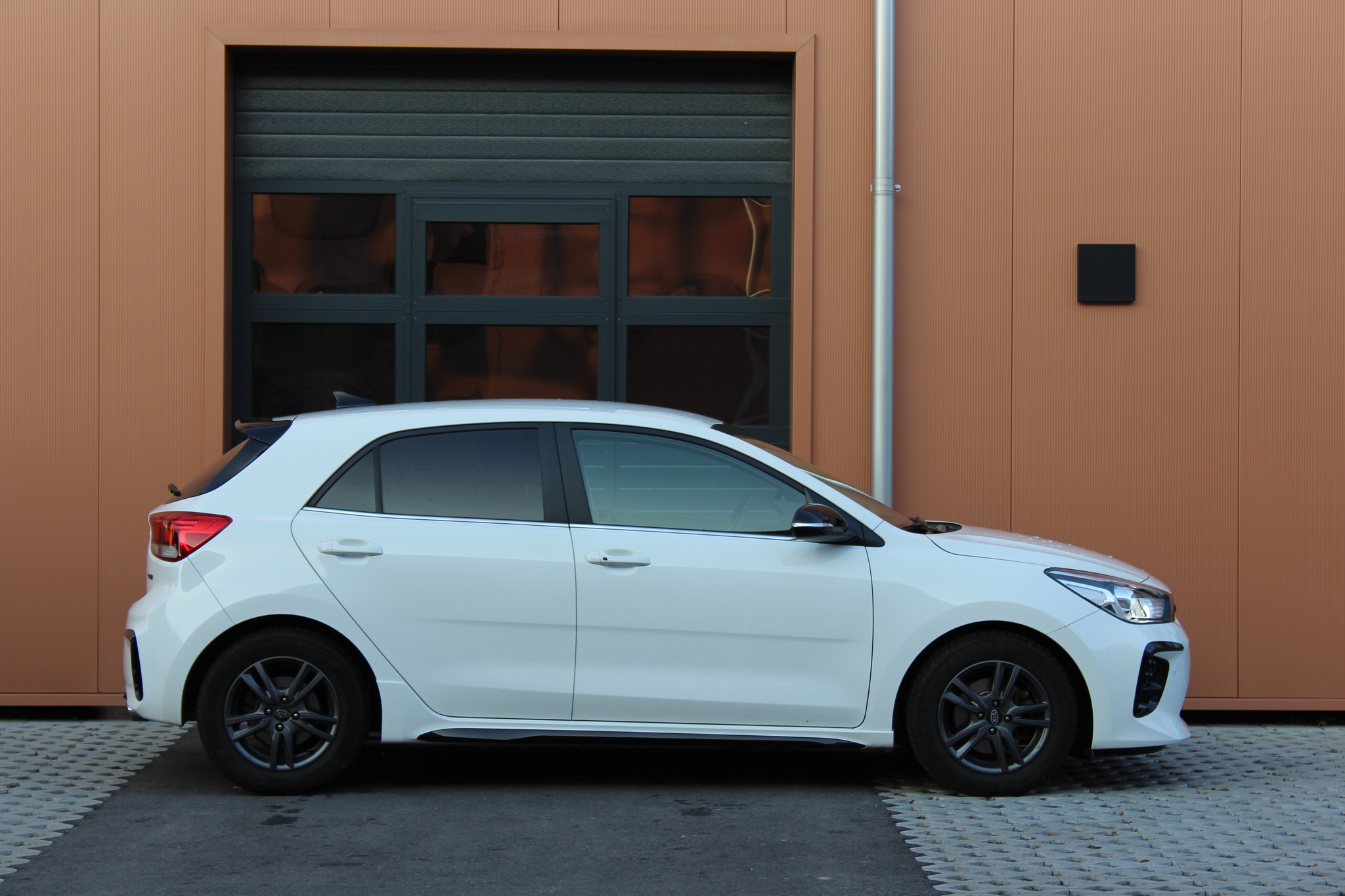 listing desktop thumbnail image 3