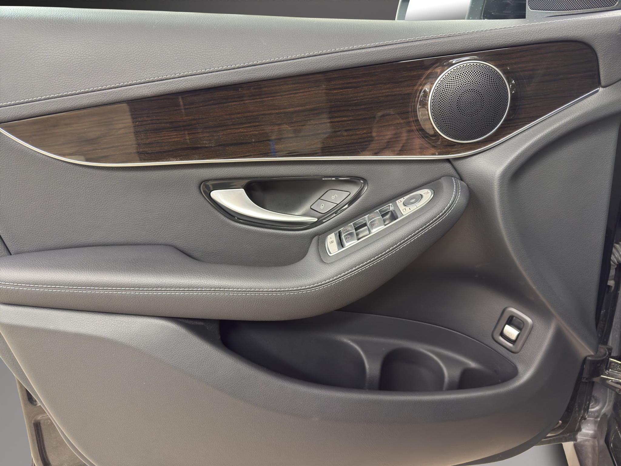 listing desktop thumbnail image 12