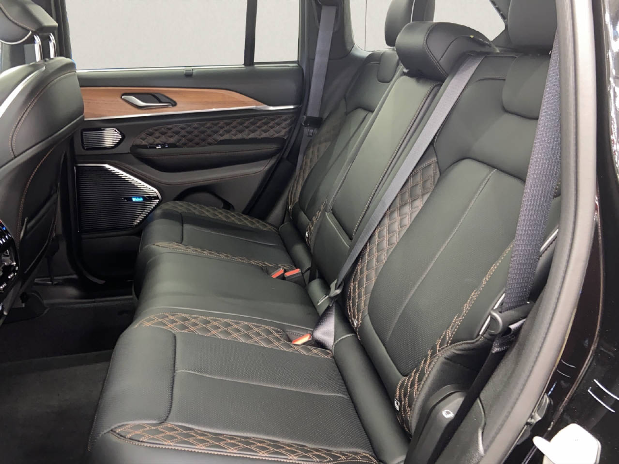 listing desktop thumbnail image 9