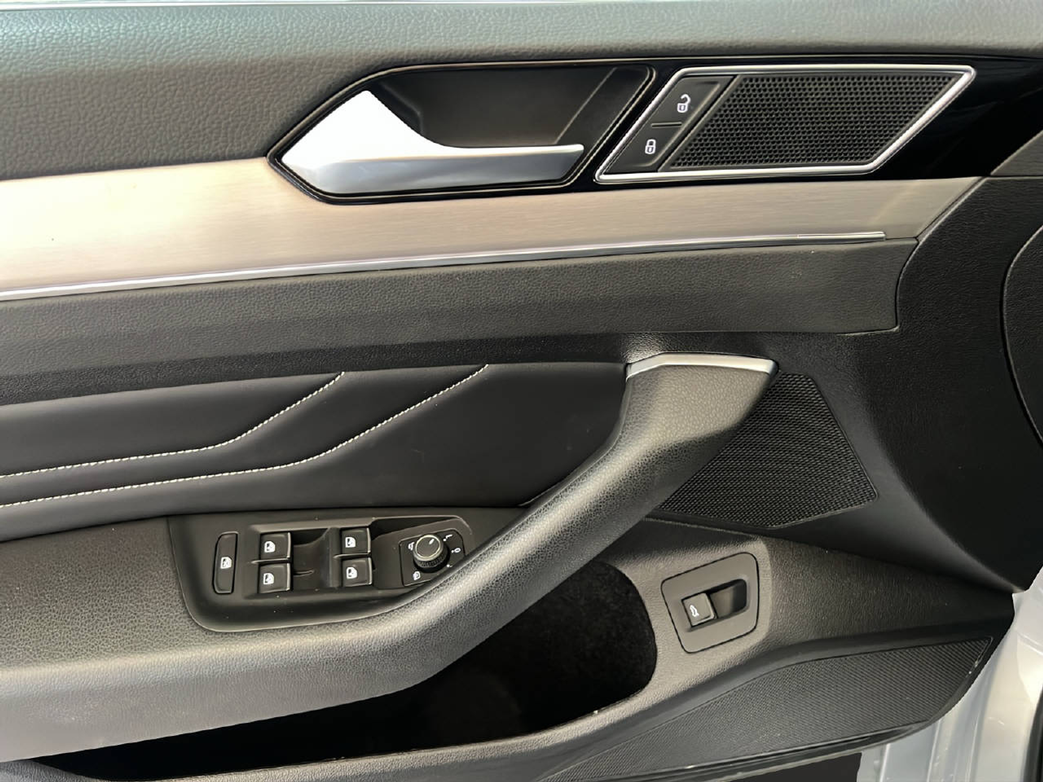 listing desktop thumbnail image 18